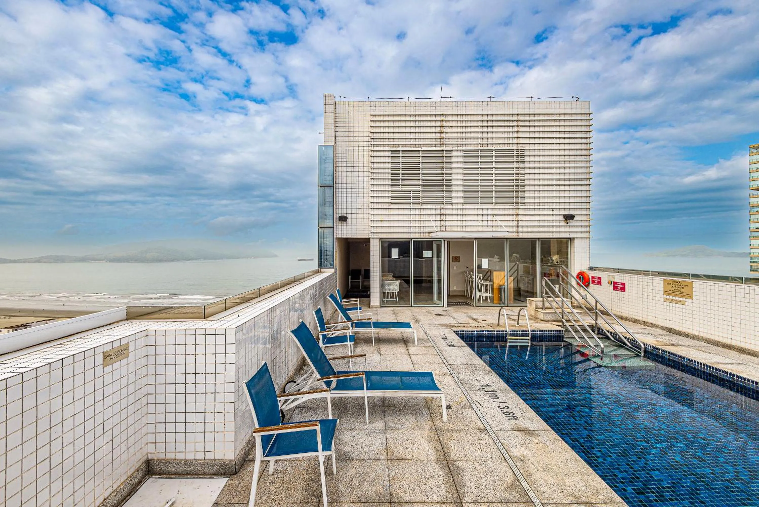 Swimming pool in Roomo Transamerica Santos Gonzaga