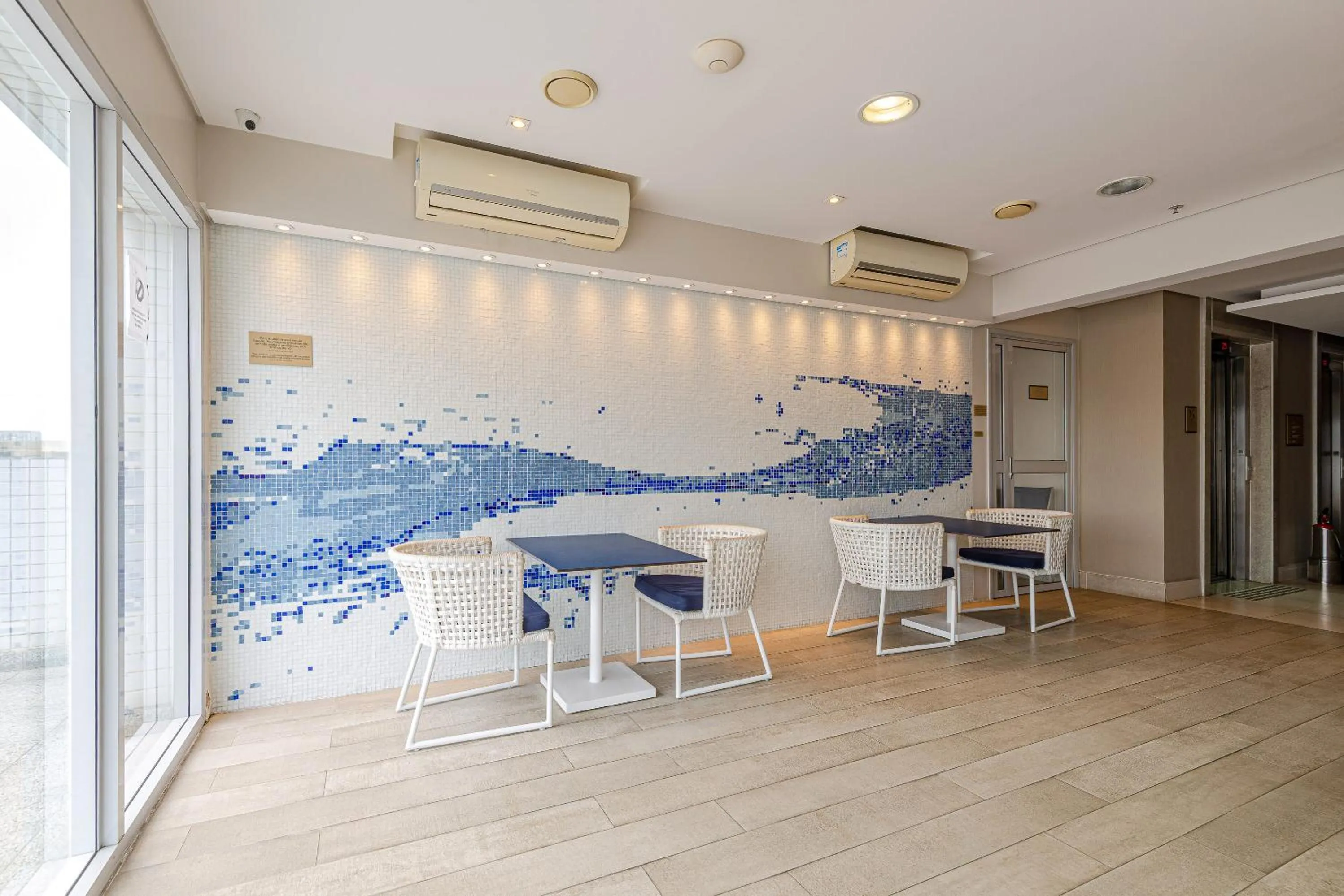 Swimming pool in Roomo Transamerica Santos Gonzaga