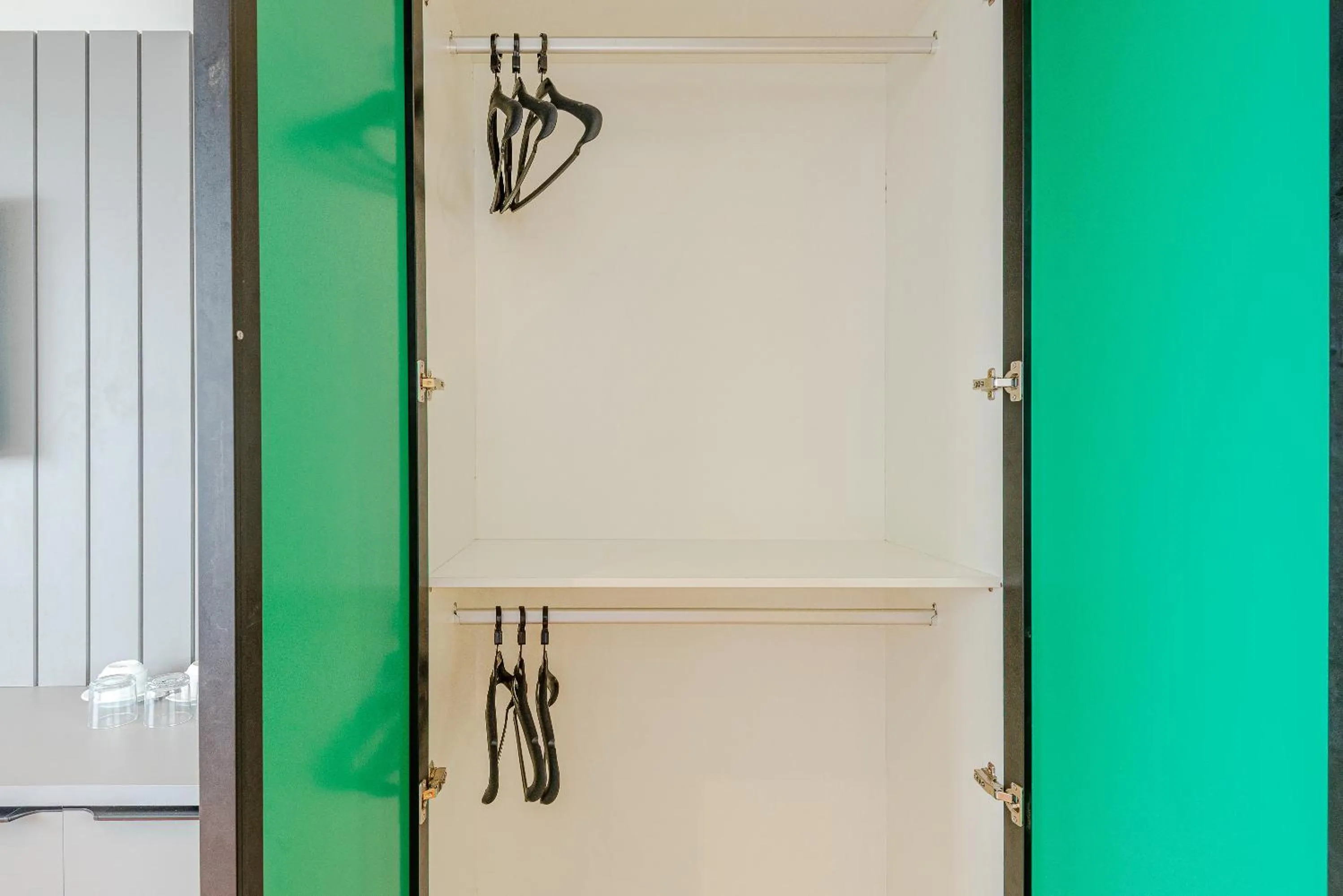 wardrobe in Roomo Transamerica Santos Gonzaga