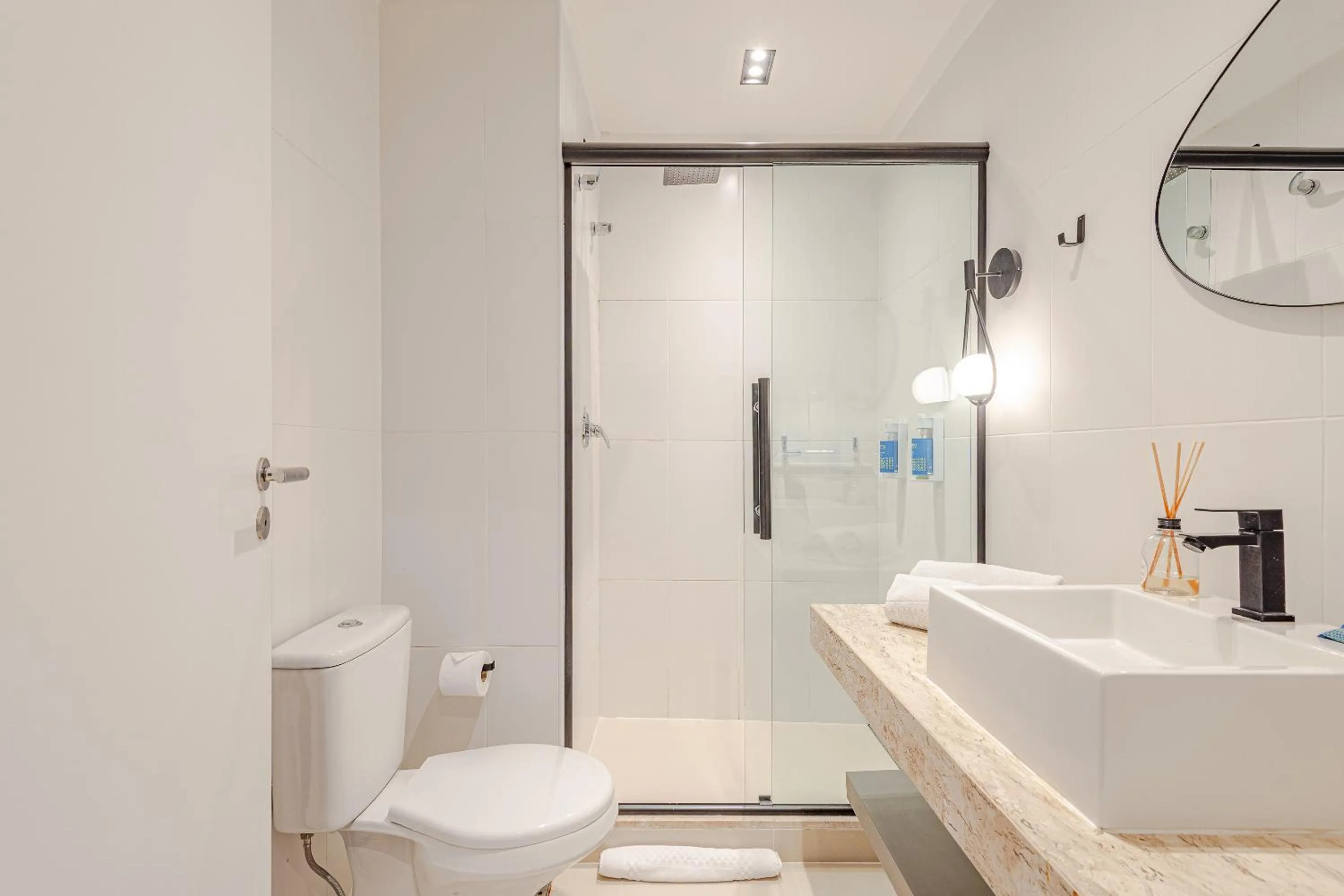 Bathroom in Roomo Transamerica Santos Gonzaga