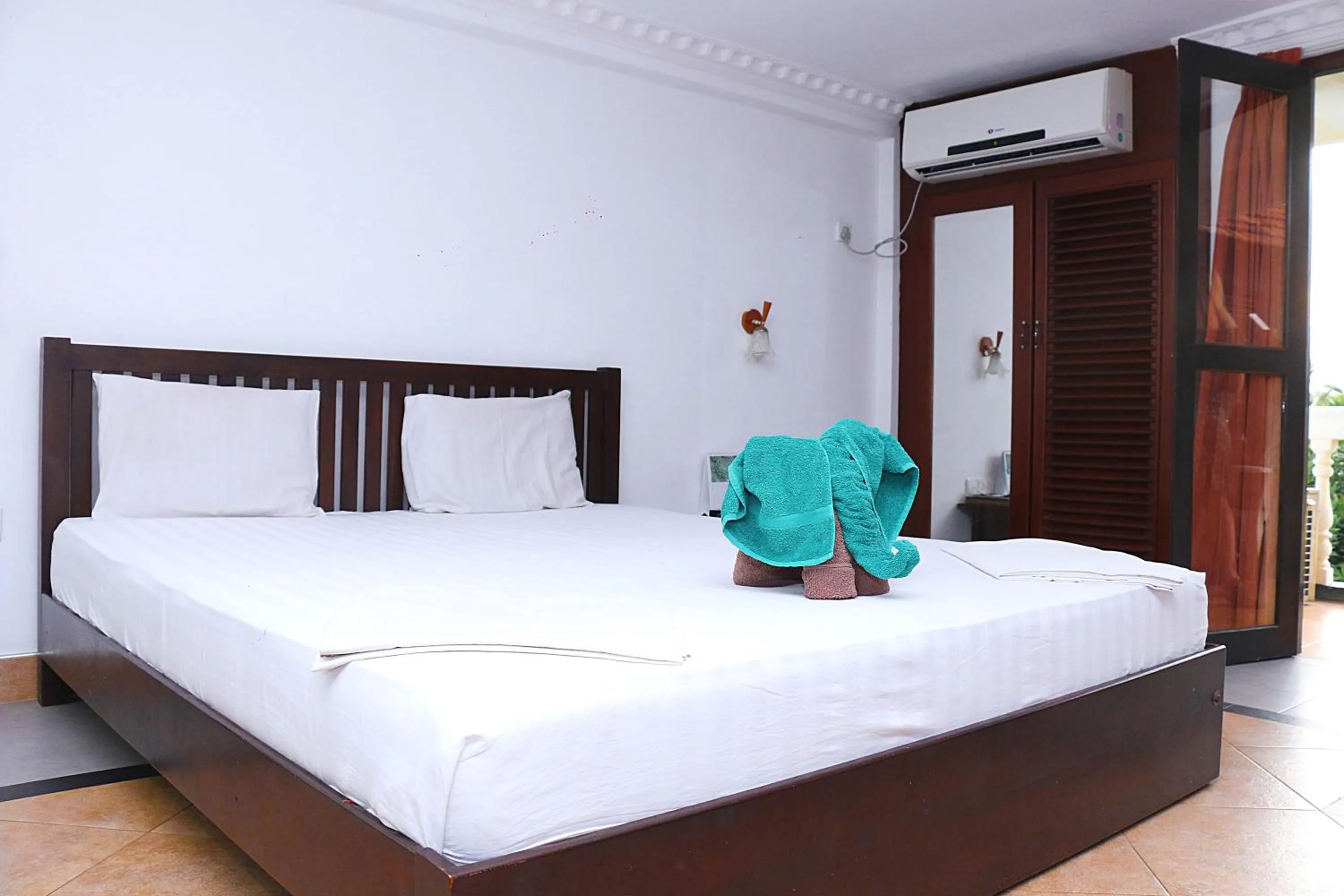 Bed in Topaz Beach Hotel