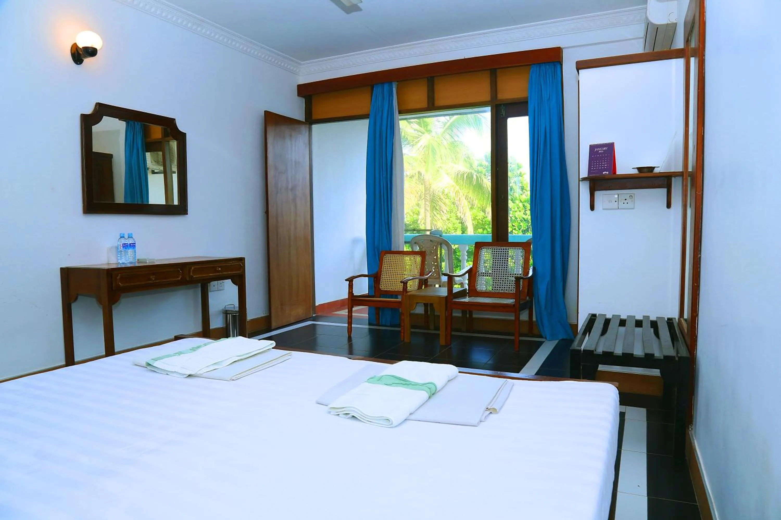 Day, Bed in Topaz Beach Hotel