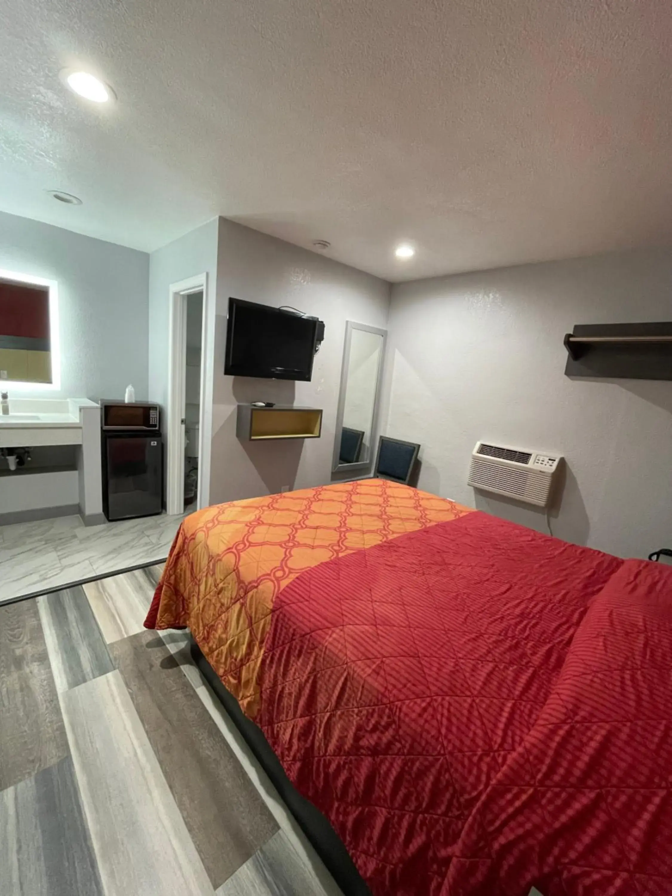 Queen Room in Casa Bell Motel, Los Angeles - LAX Airport Queen Room in Casa Bell Motel, Los Angeles - LAX Airport