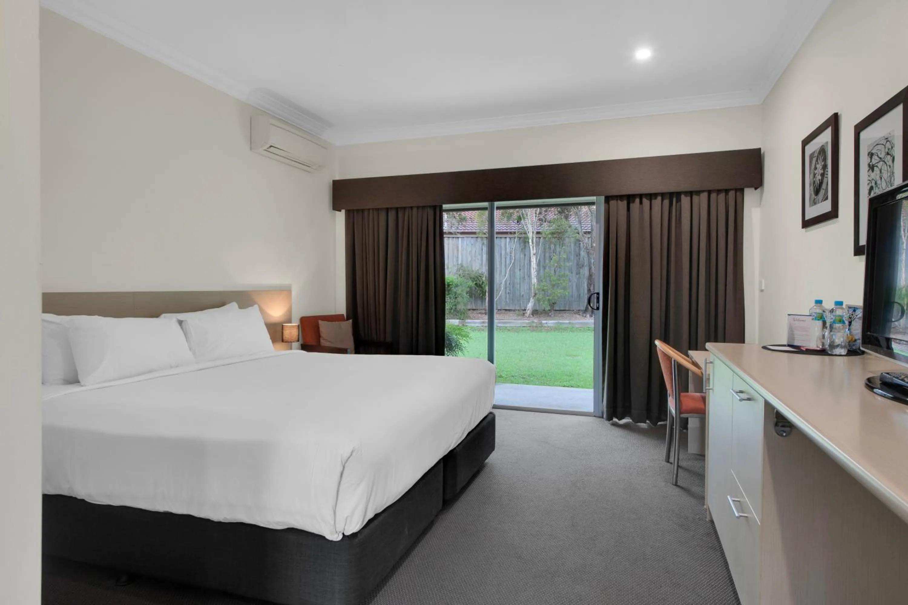 Bedroom, Bed in Hunter Gateway Motel