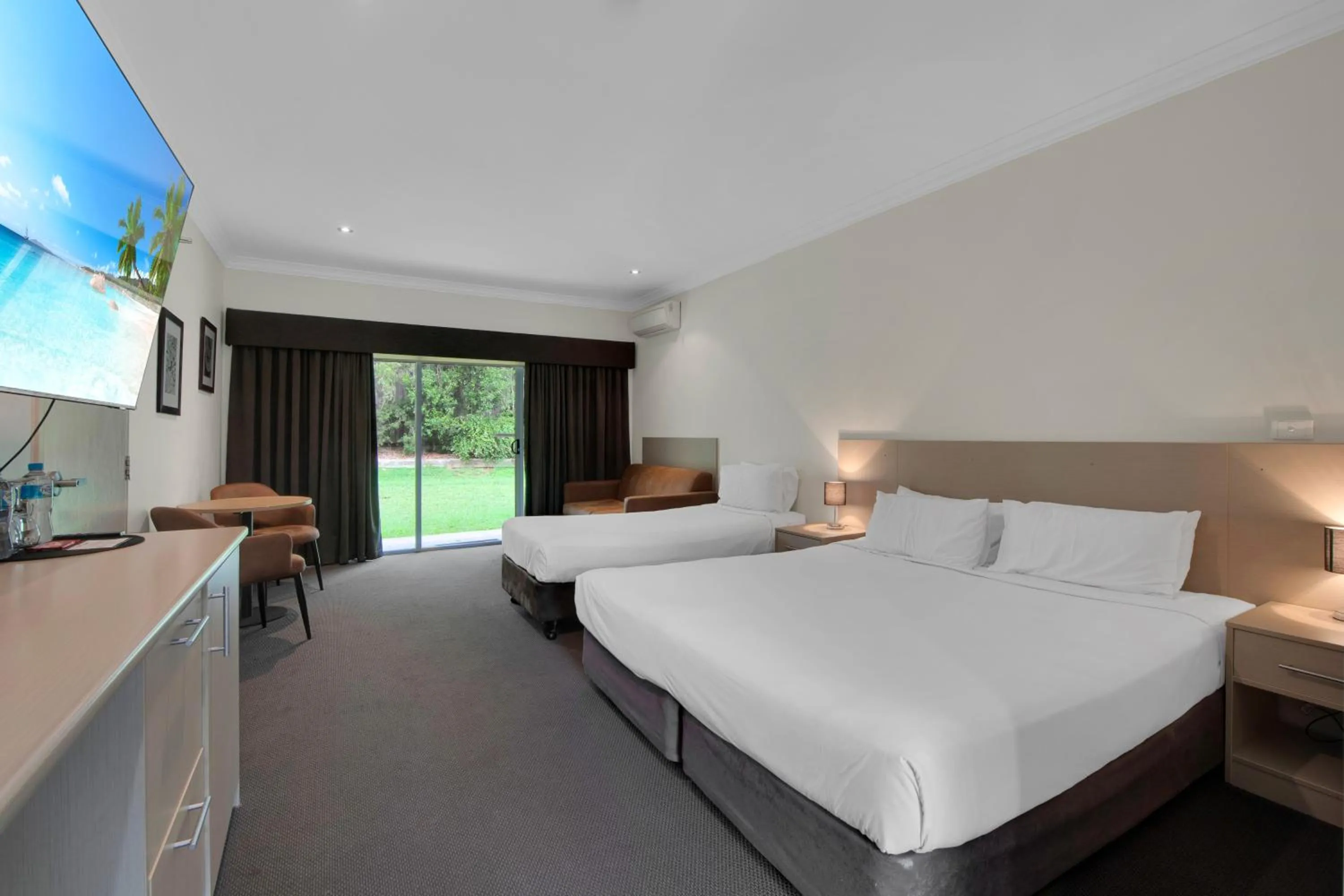 Bedroom, Bed in Hunter Gateway Motel