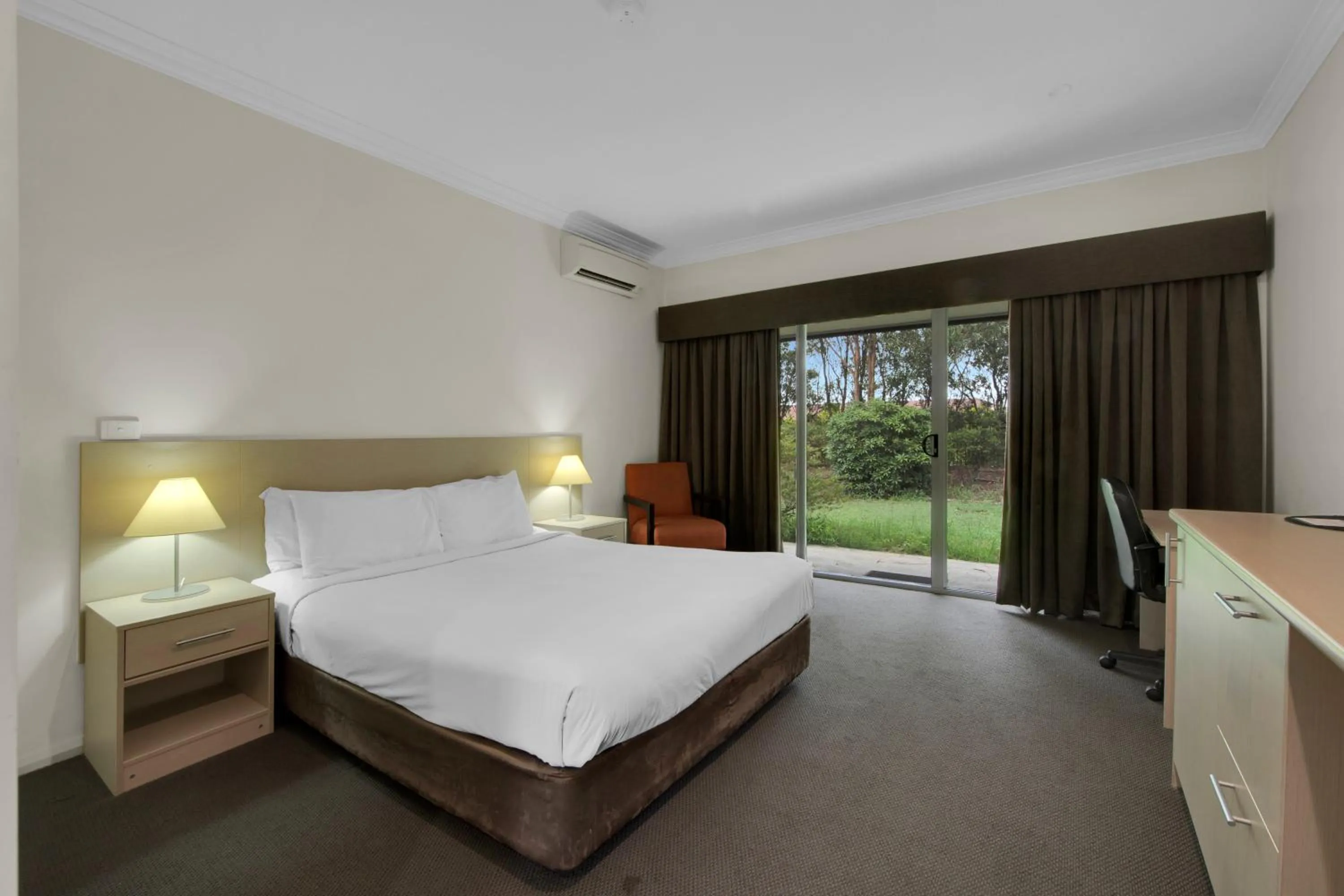 Bedroom, Bed in Hunter Gateway Motel