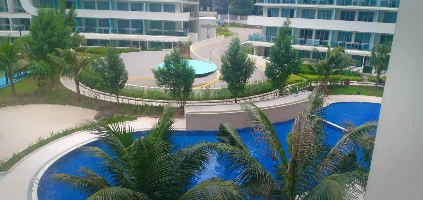 Swimming pool in Azure Residences by Van Florendo