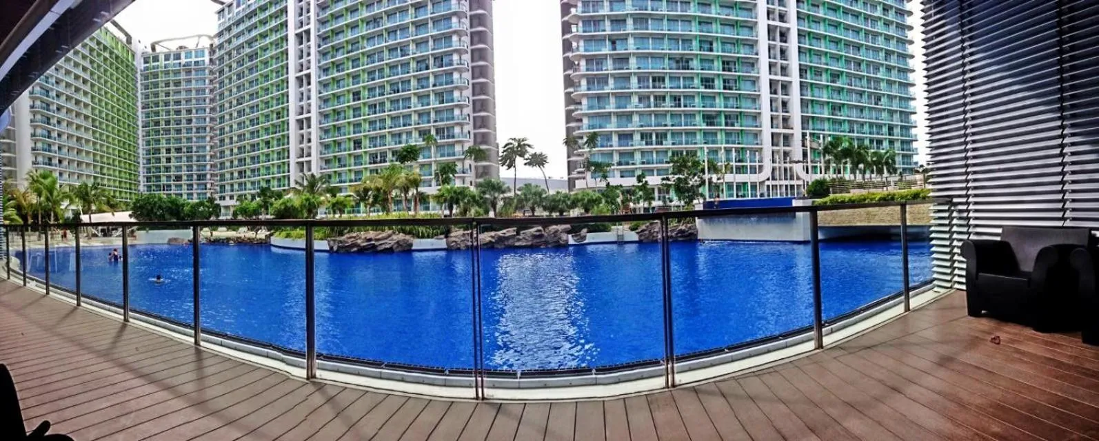 Swimming pool in Azure Residences by Van Florendo