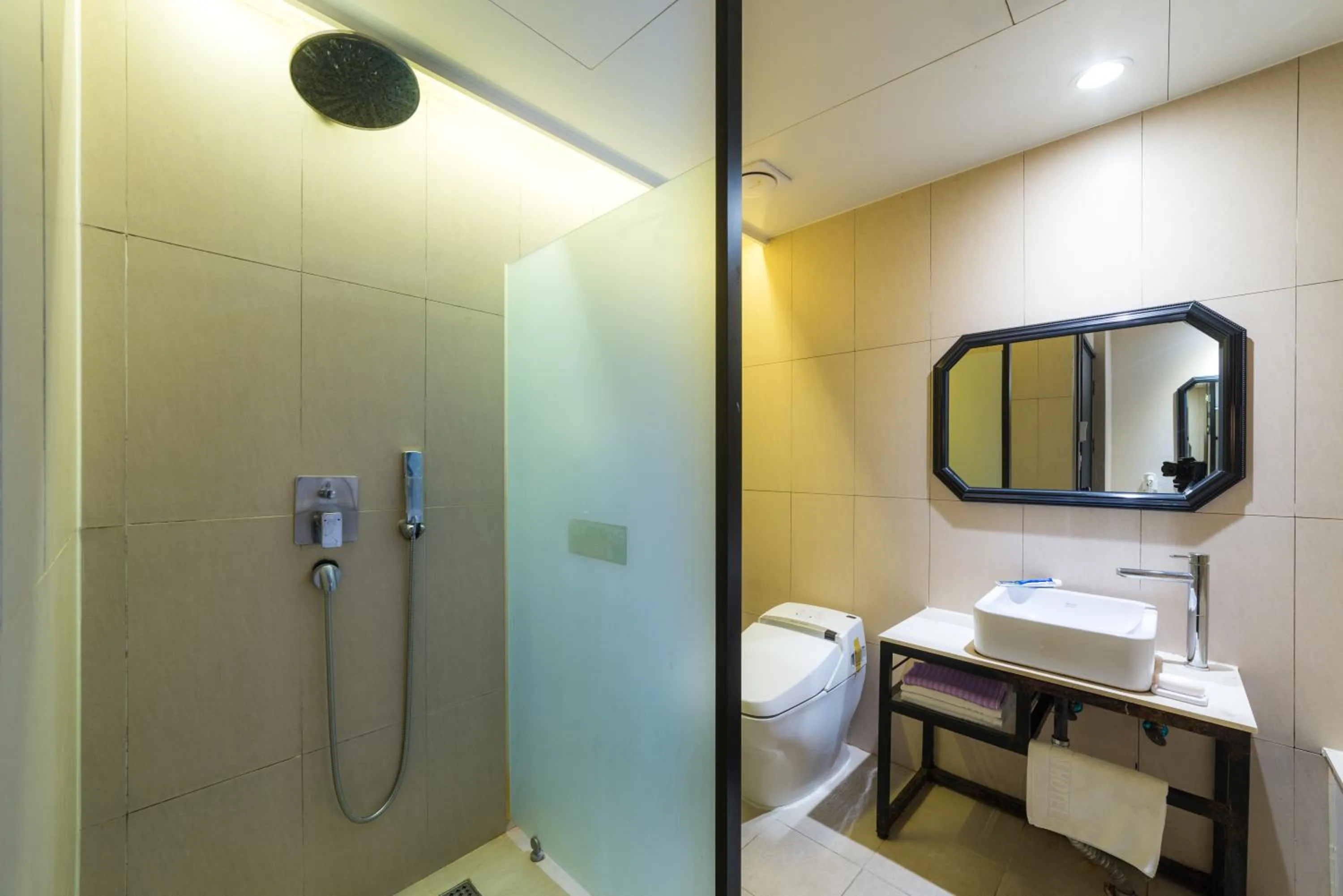 Shower in 2 Heaven Hotel Songdo