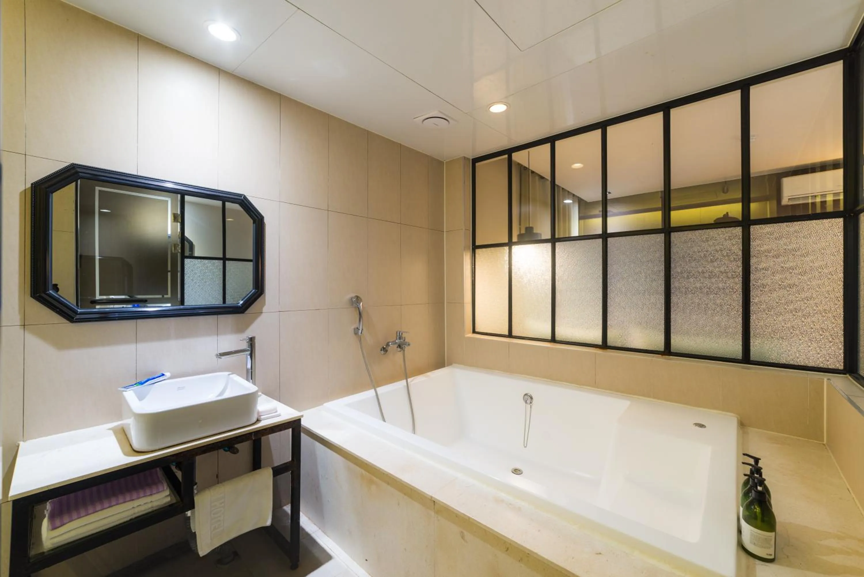 Bathroom in 2 Heaven Hotel Songdo