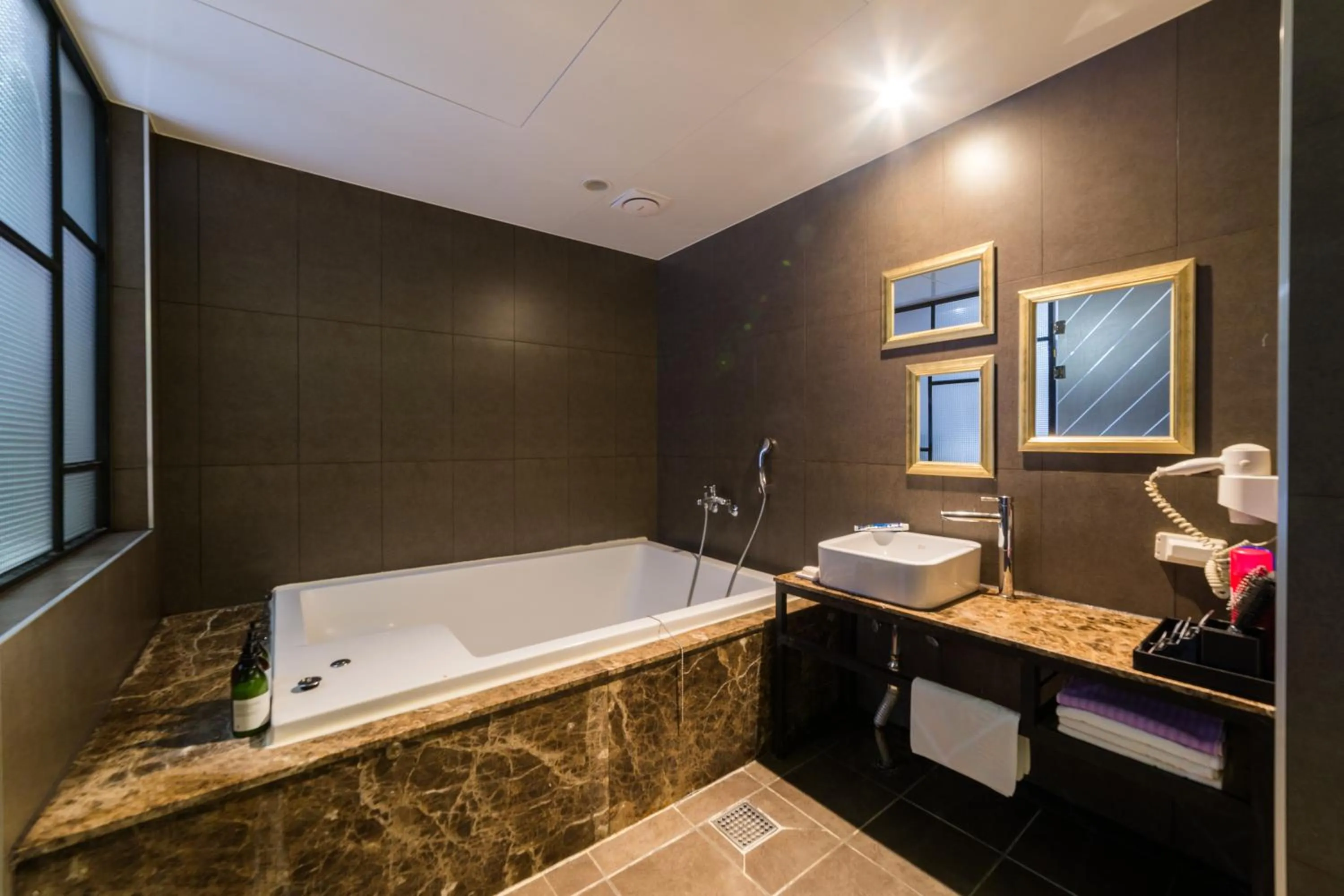 Hot Tub in 2 Heaven Hotel Songdo