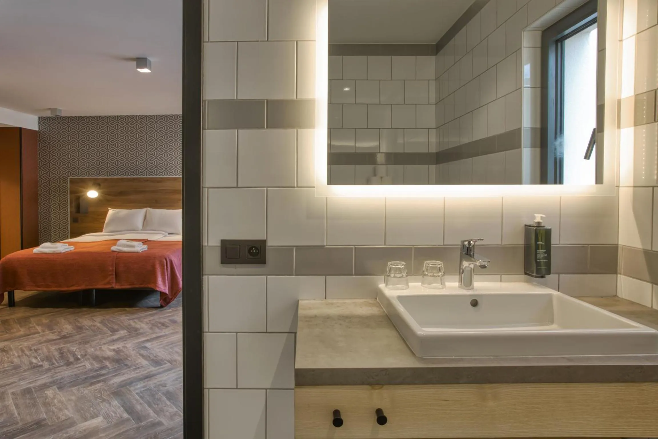 Bathroom, Bed in Pointe Isabelle