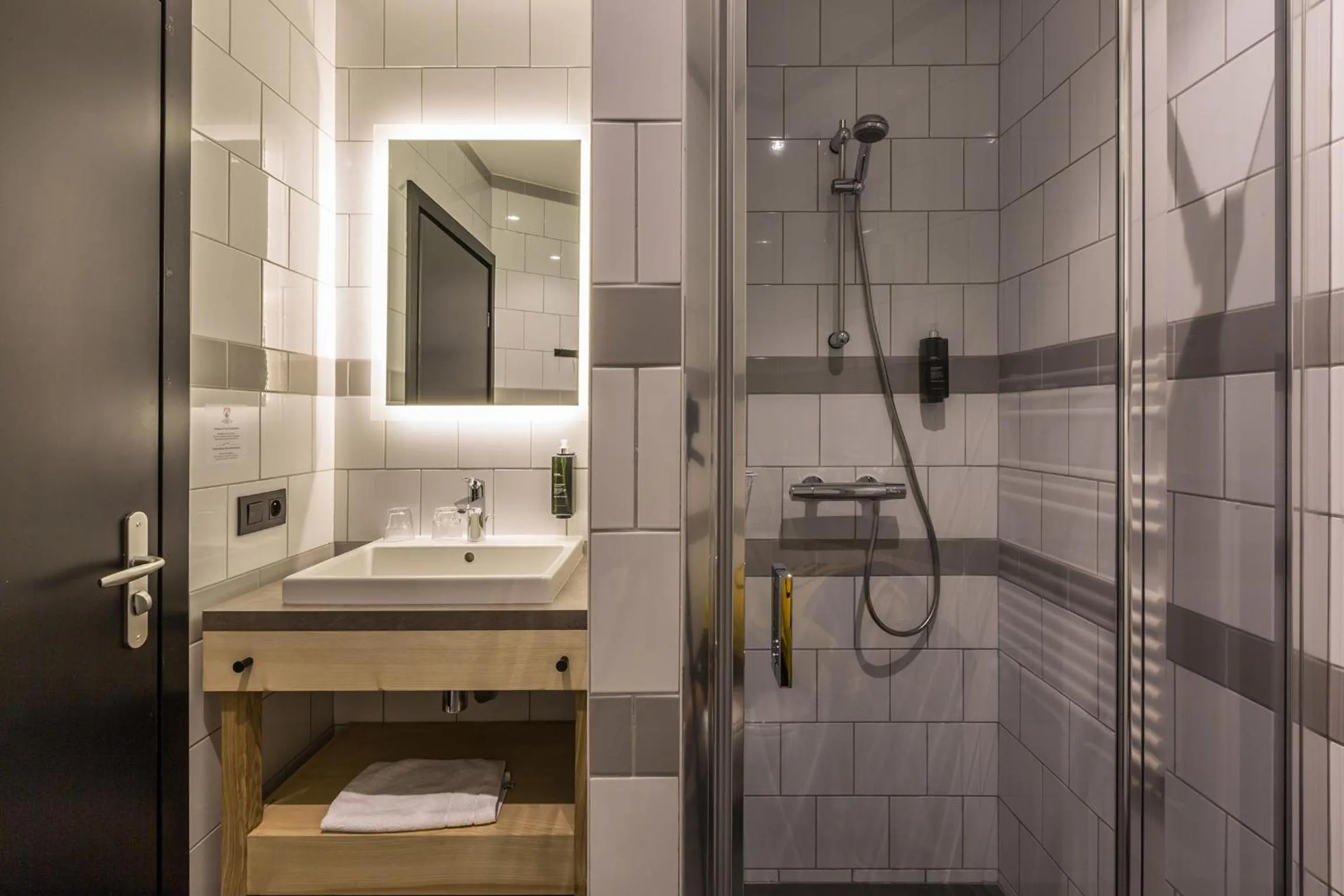 Shower in Pointe Isabelle