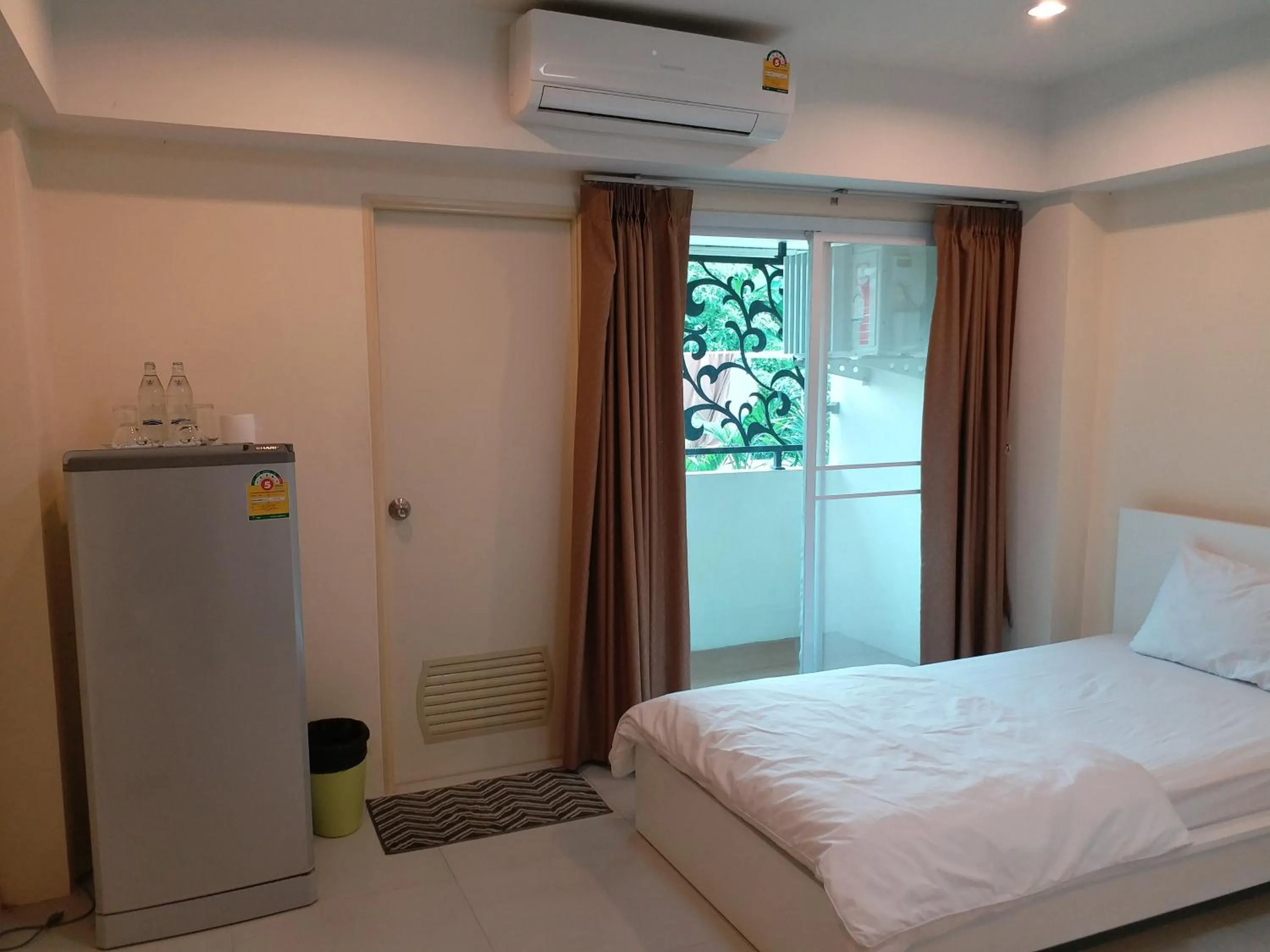 Photo of the whole room, Bed in TongPrasit Place