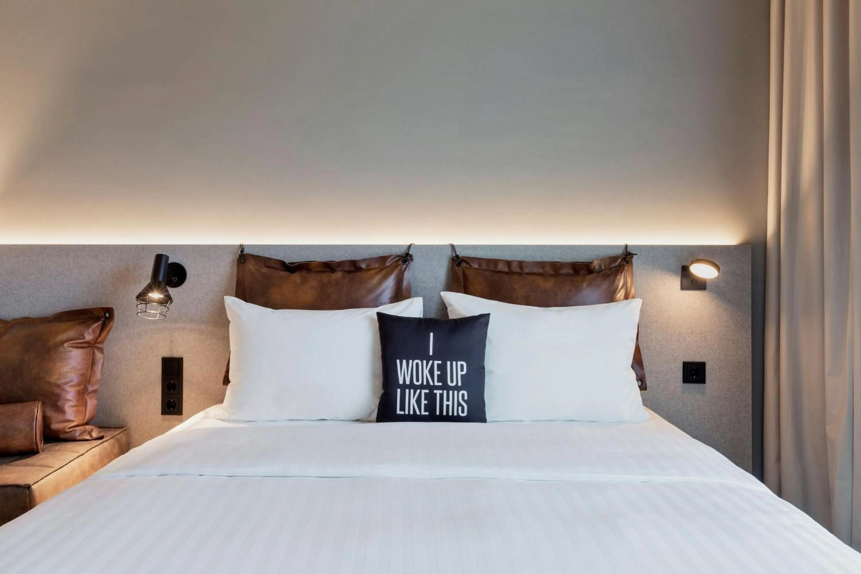 Photo of the whole room, Bed in Moxy Zurich