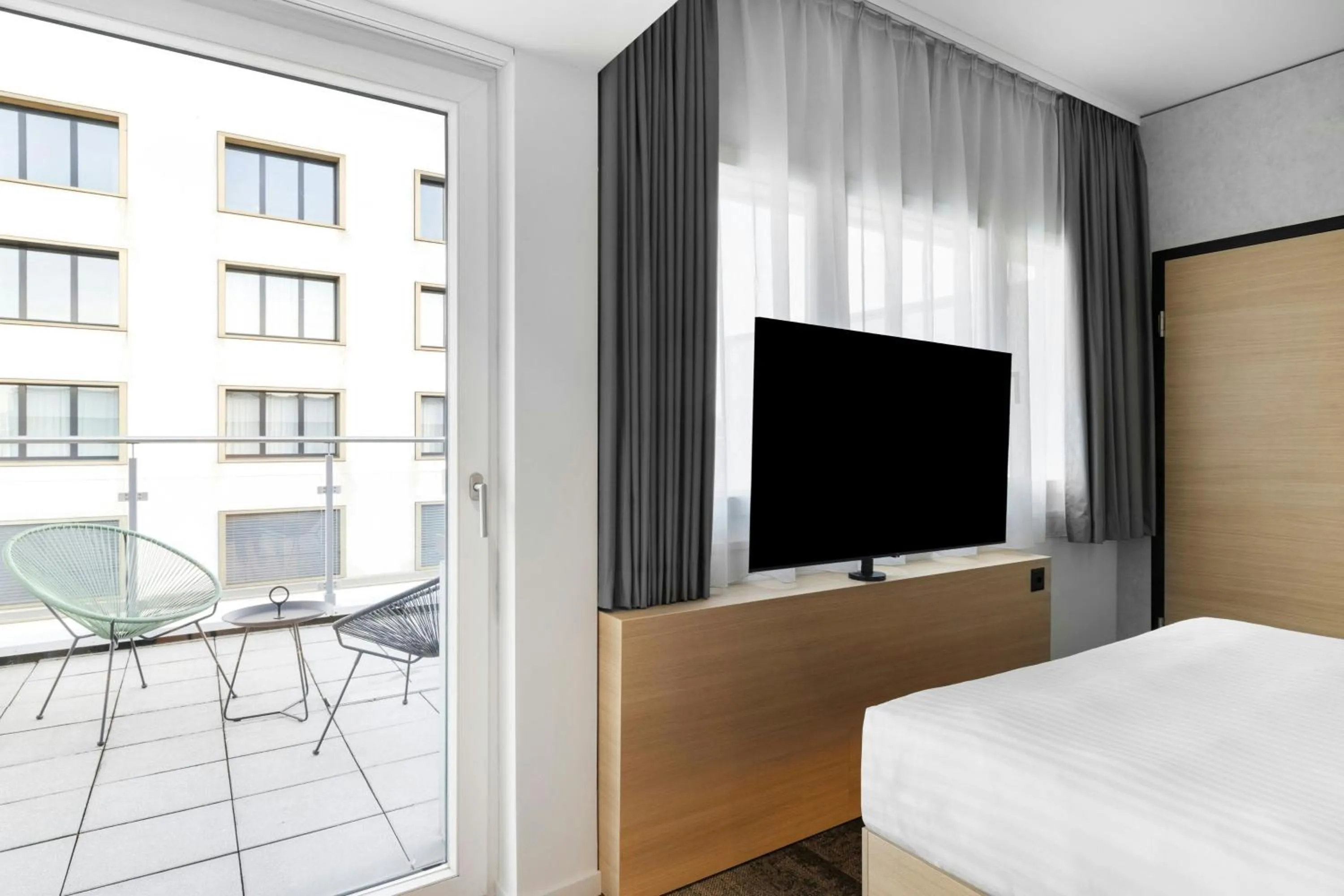 Photo of the whole room, Bed in Moxy Zurich