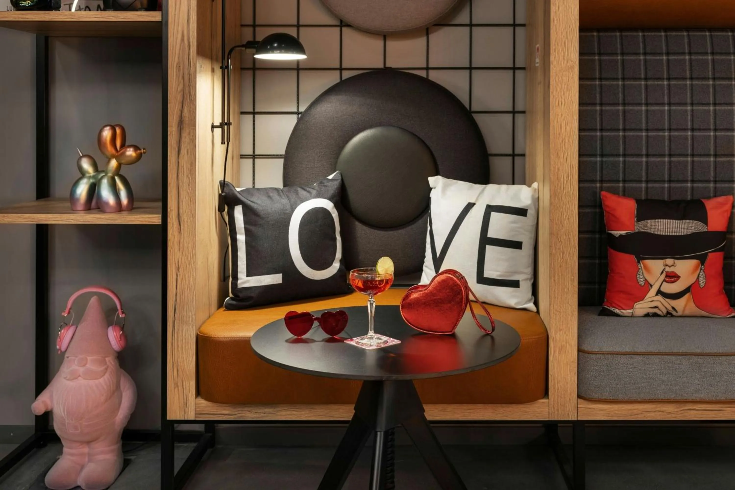 Lounge or bar in Moxy Zurich