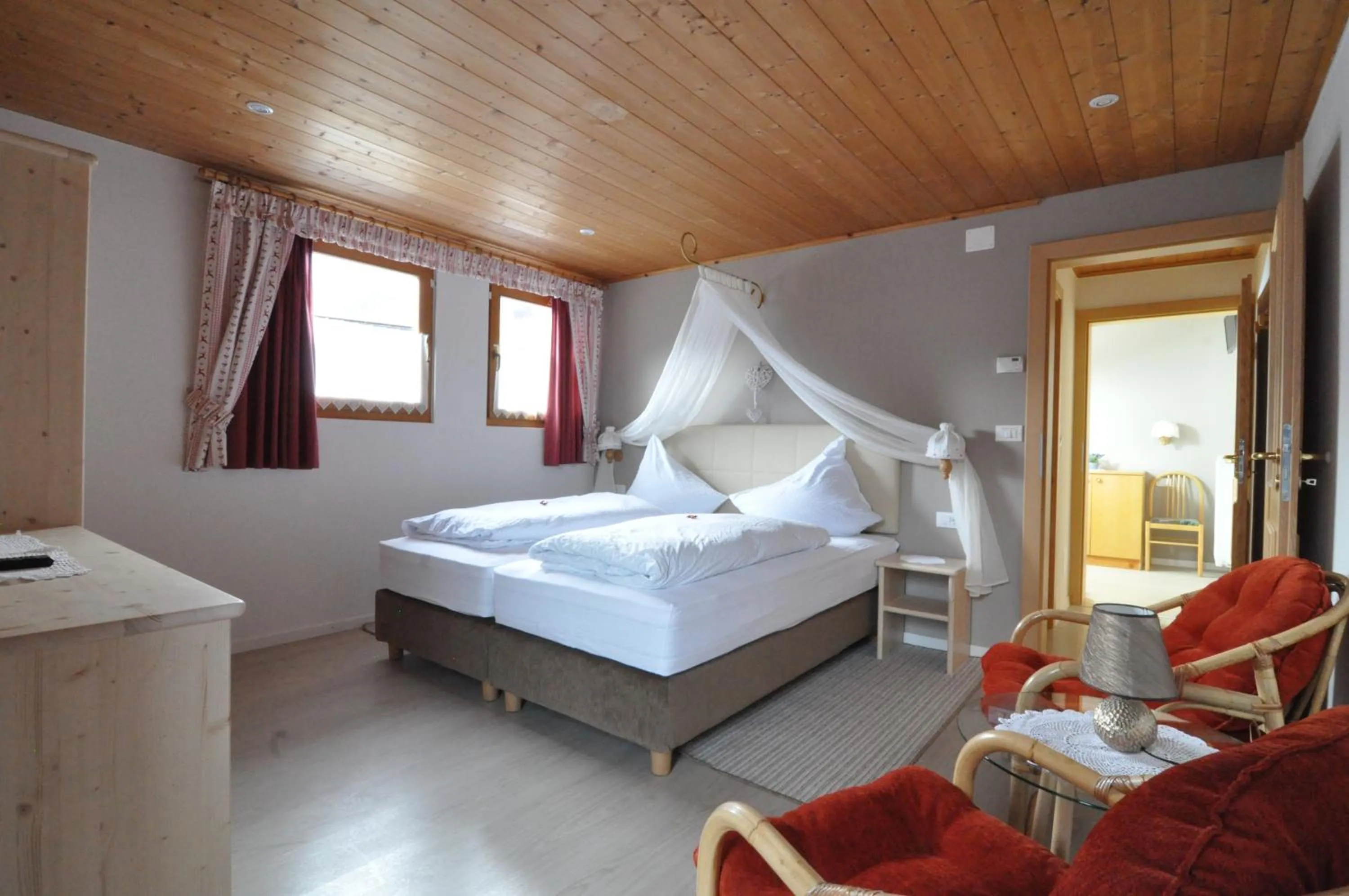 Bedroom, Bed in Hotel Traube - Stelvio