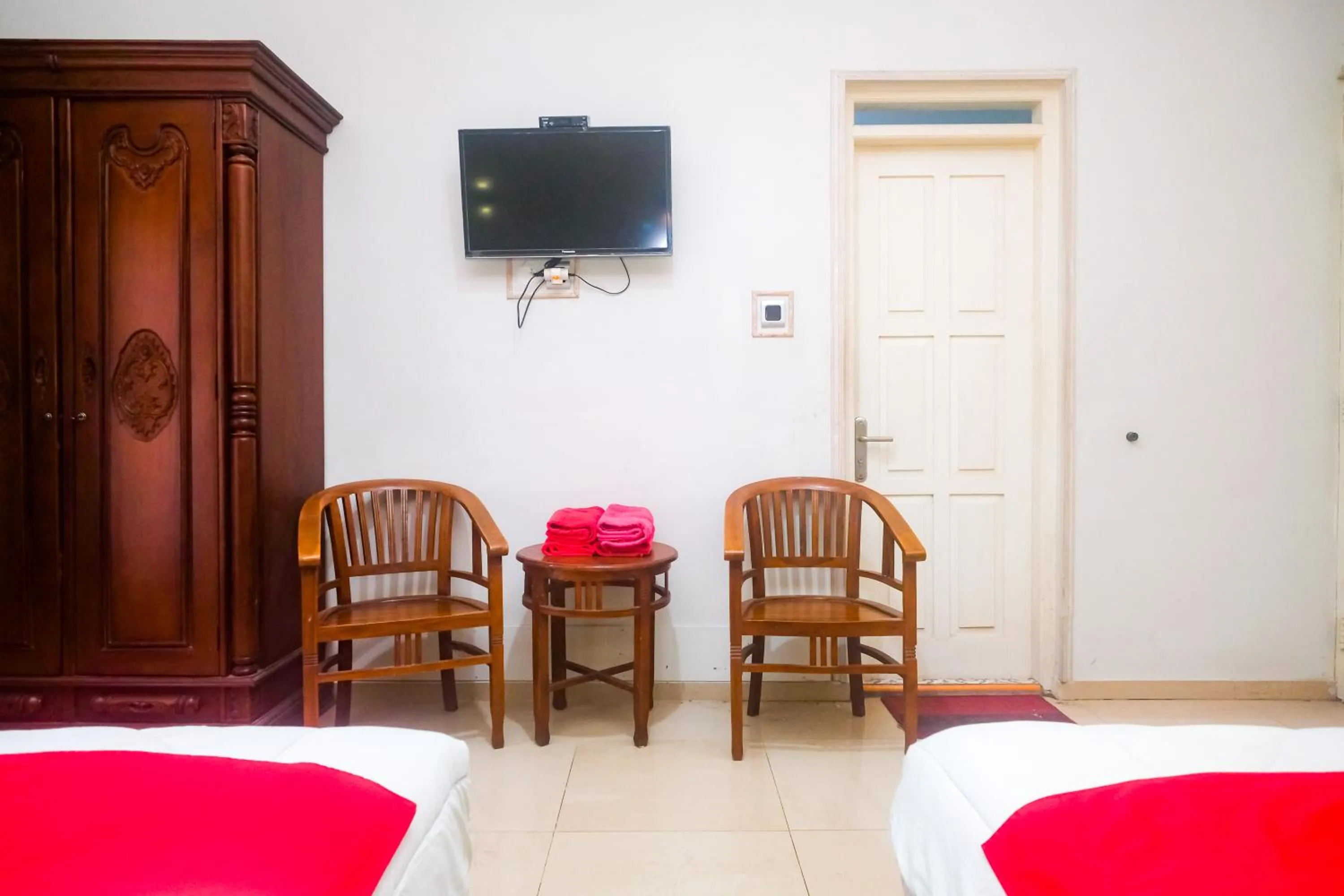 TV and multimedia, Bed in RedDoorz Plus near Adisucipto Airport 2
