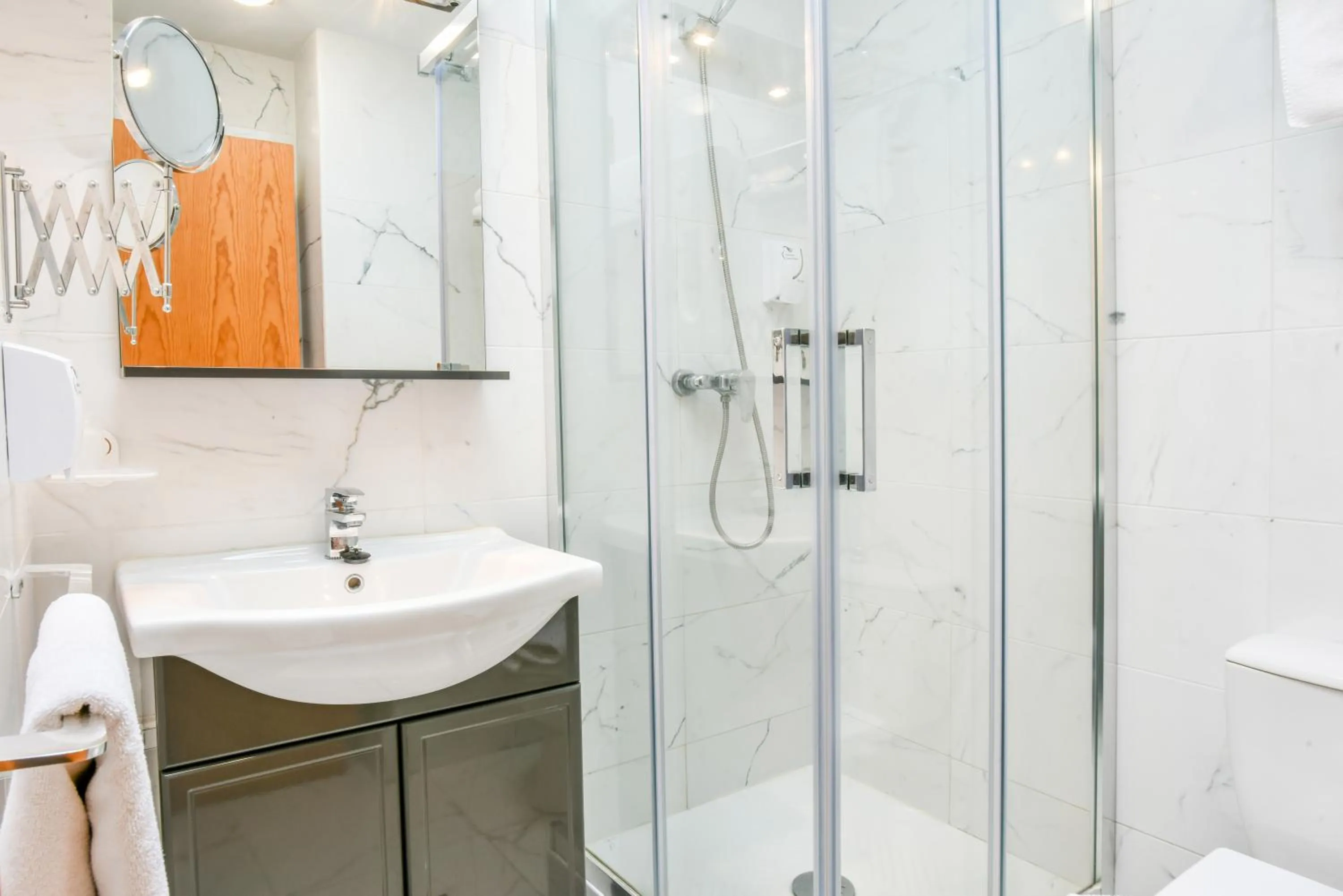 Shower in Logis Hotel & Restaurant Bergeret Sport