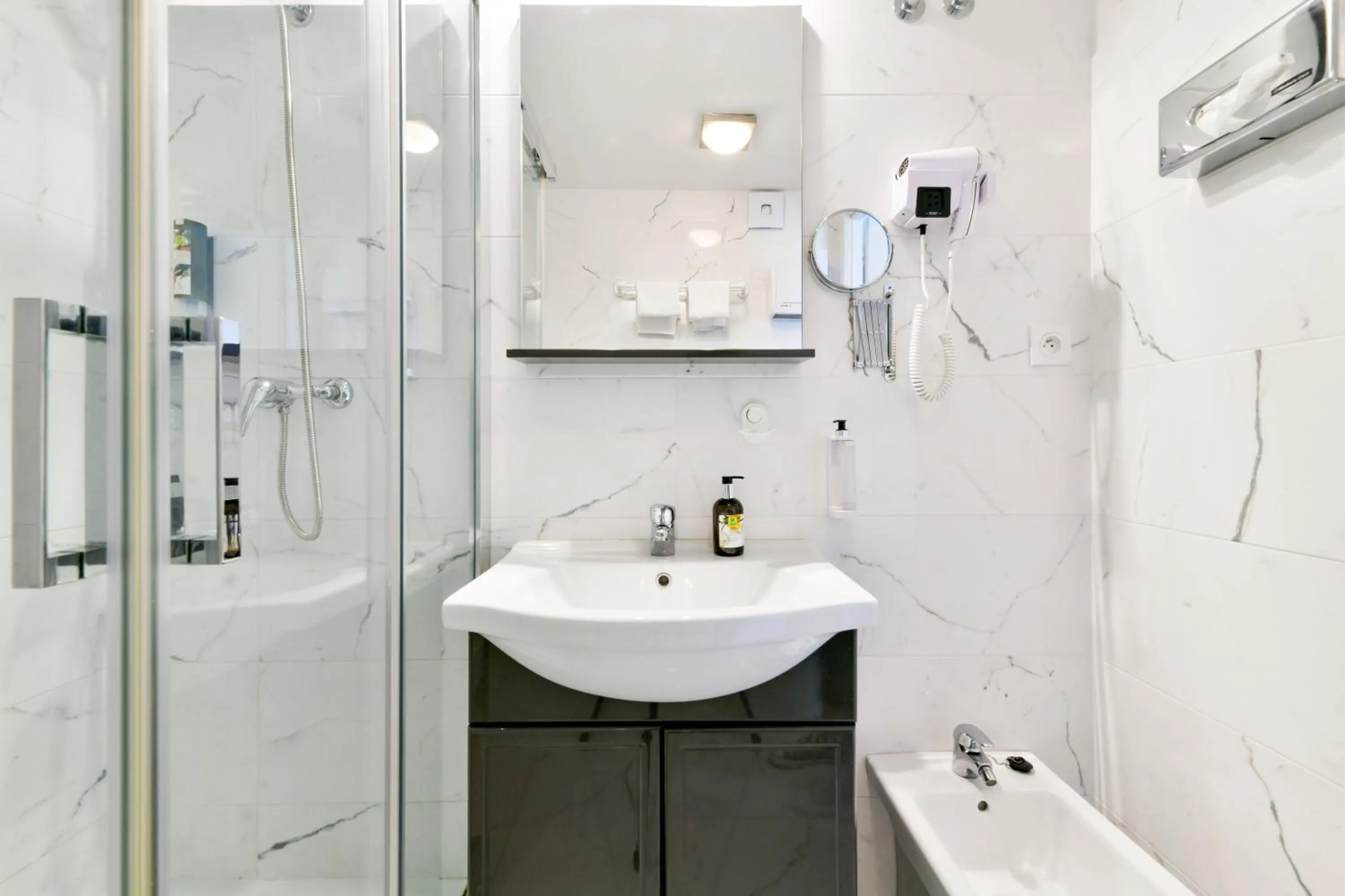 Bathroom in Logis Hotel & Restaurant Bergeret Sport