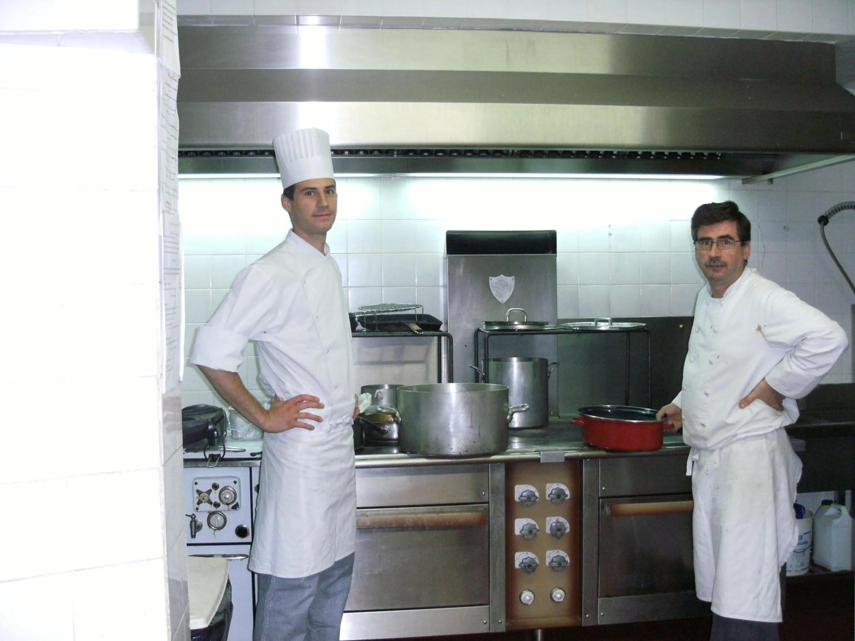 Kitchen or kitchenette in Logis Hotel & Restaurant Bergeret Sport