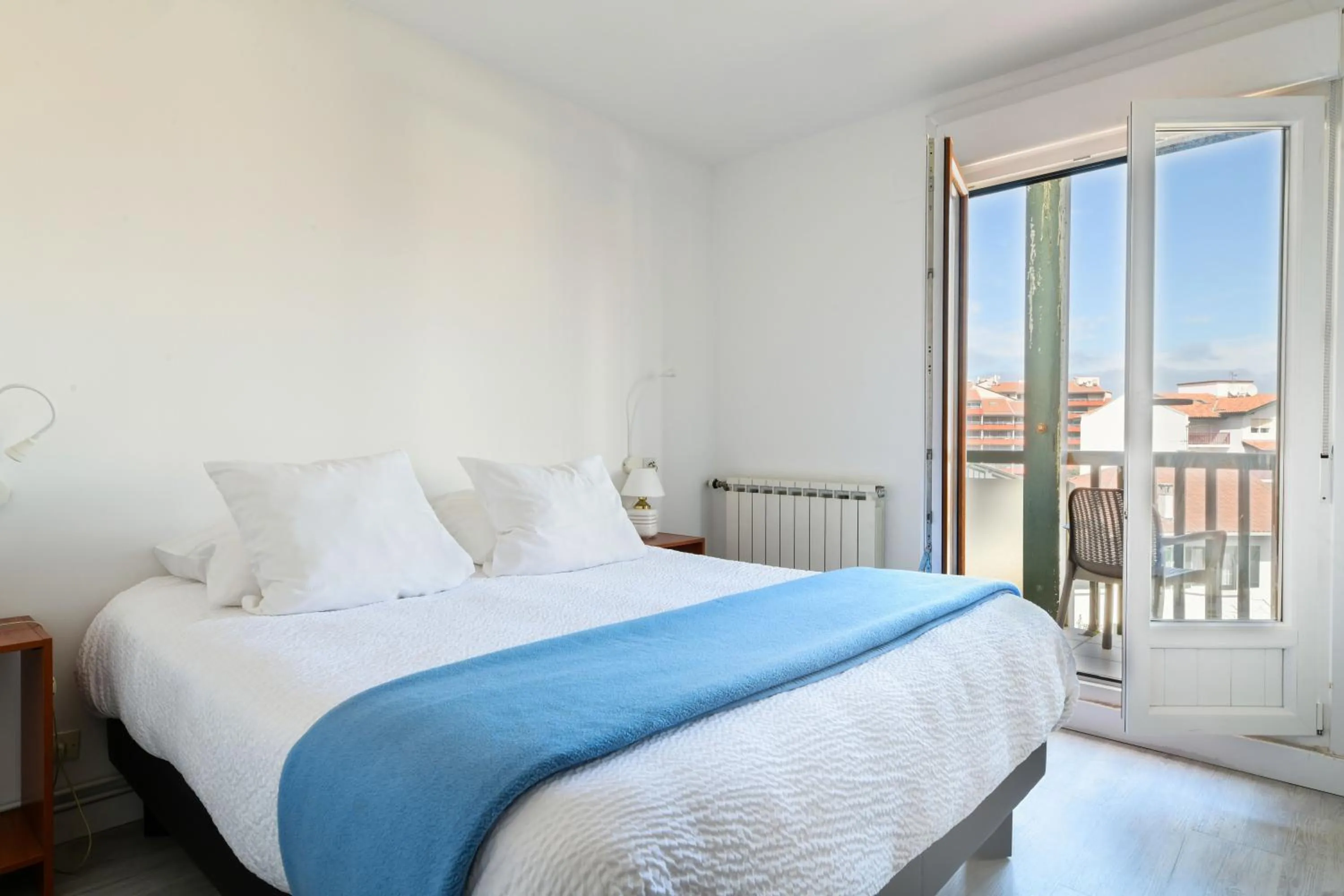 Balcony/Terrace, Bed in Logis Hotel & Restaurant Bergeret Sport