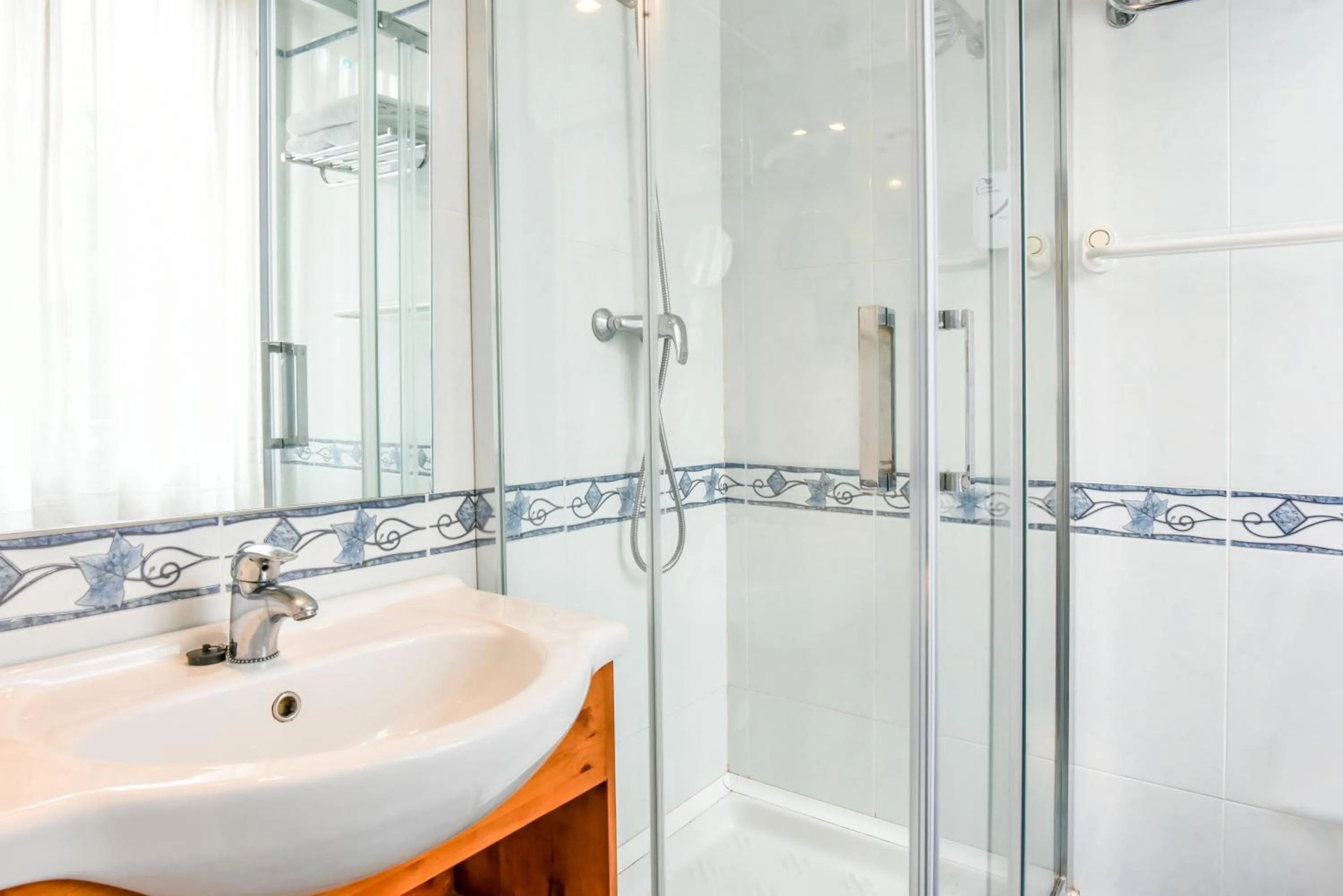 Shower in Logis Hotel & Restaurant Bergeret Sport
