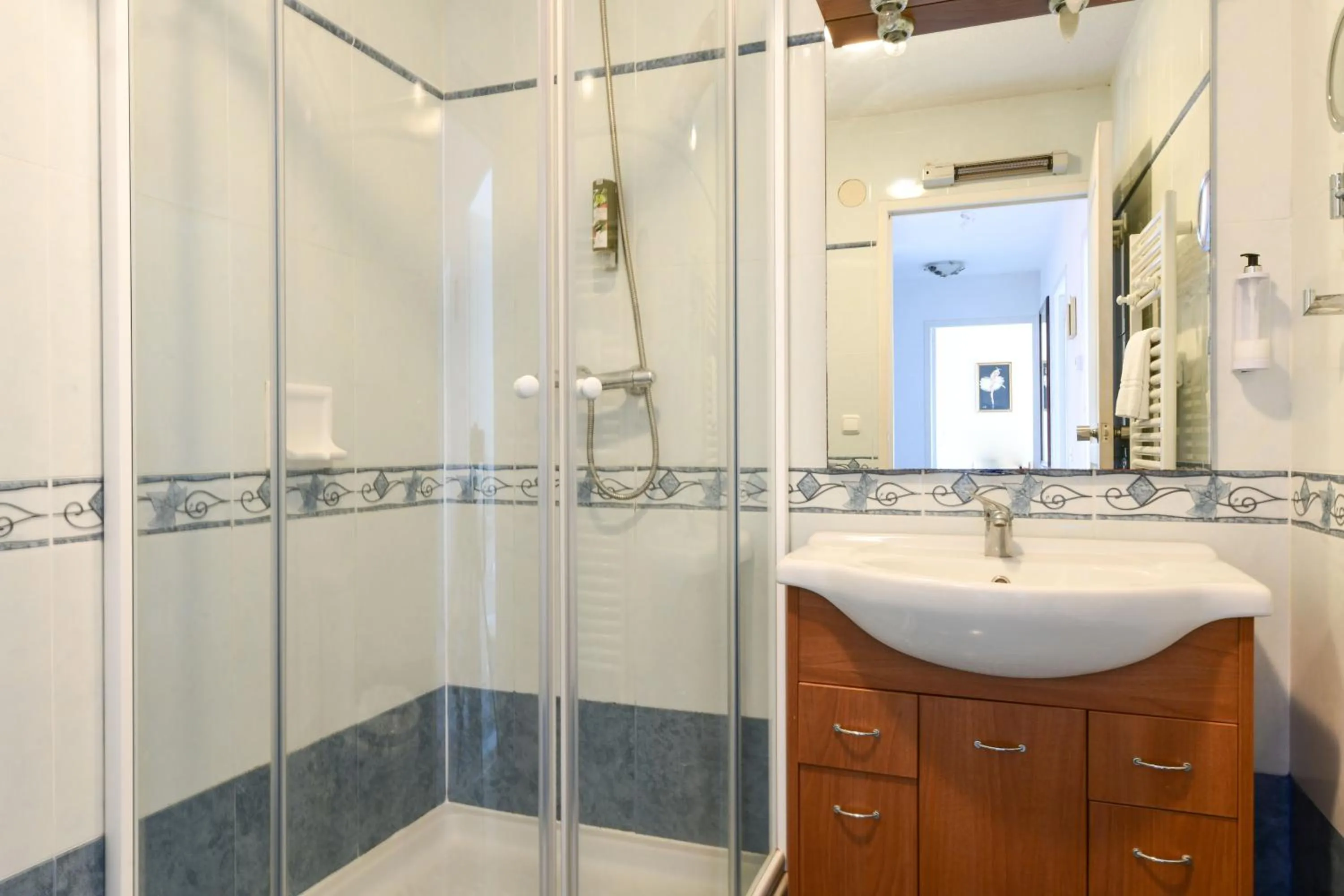 Shower in Logis Hotel & Restaurant Bergeret Sport