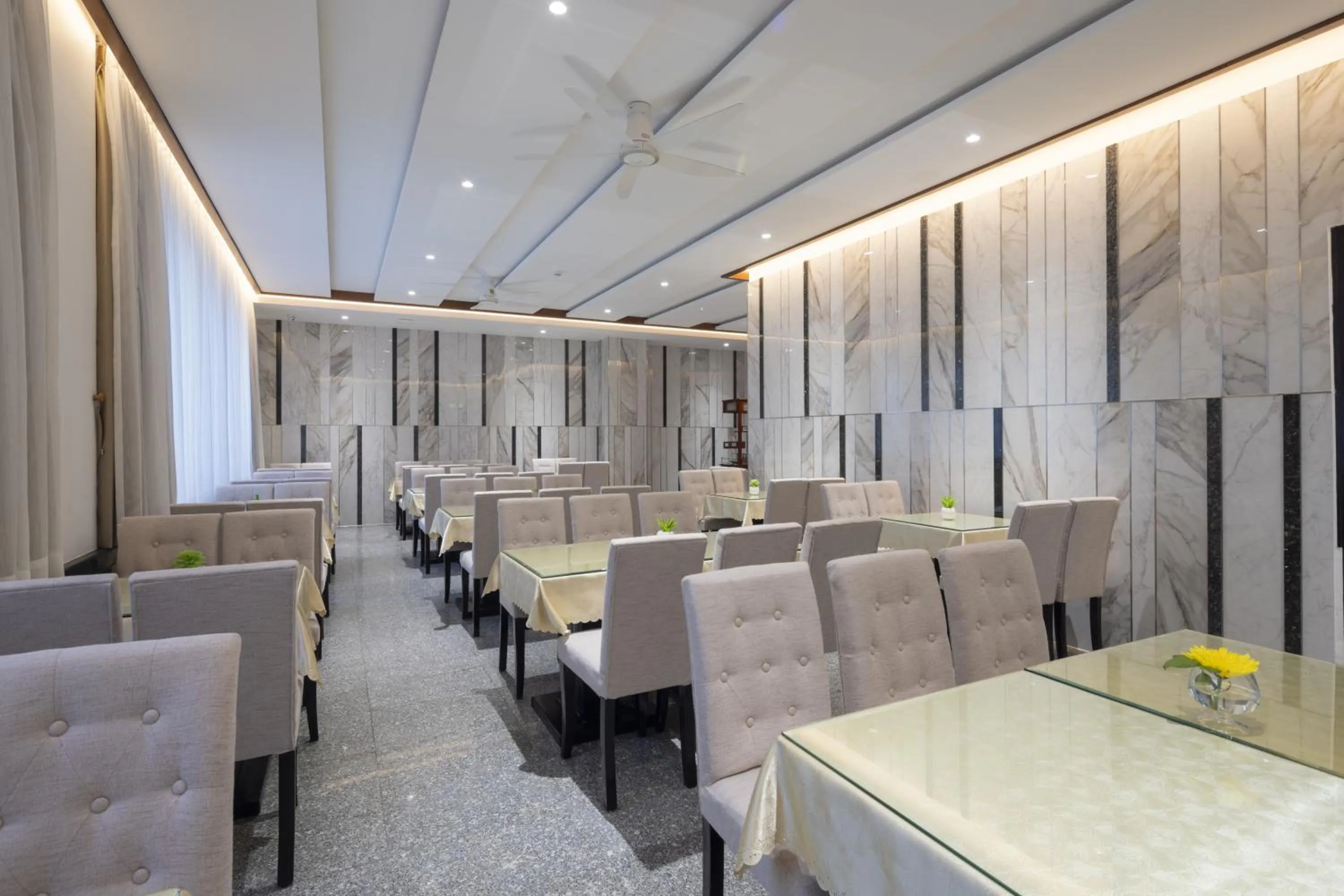 Restaurant/places to eat in The Summer Hotel