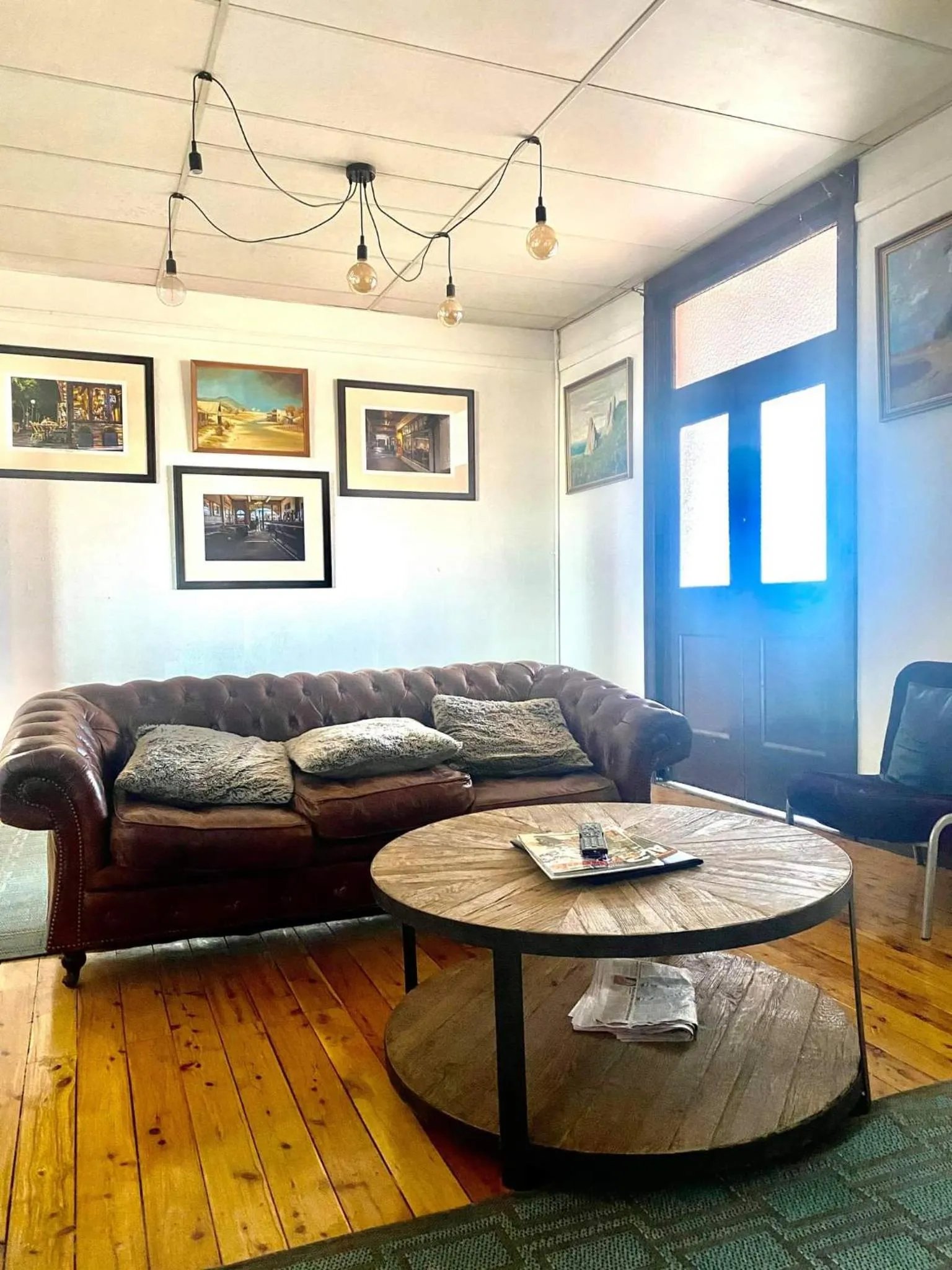 Communal lounge/ TV room in Imperial Hotel Coonabarabran