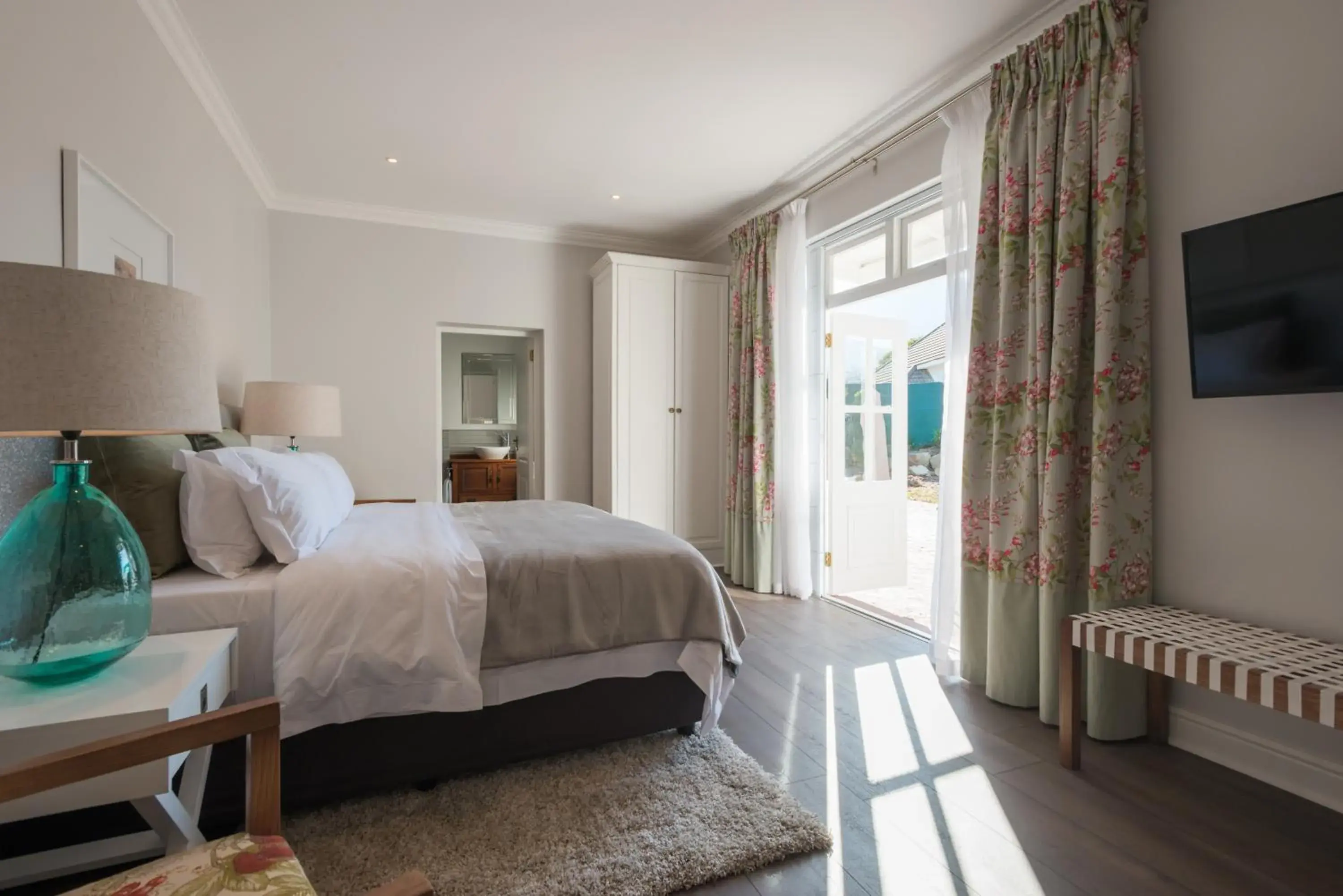 Deluxe Double or Twin Room with Pool View - single occupancy in Waterstone Lodge Deluxe Double or Twin Room with Pool View - single occupancy in Waterstone Lodge