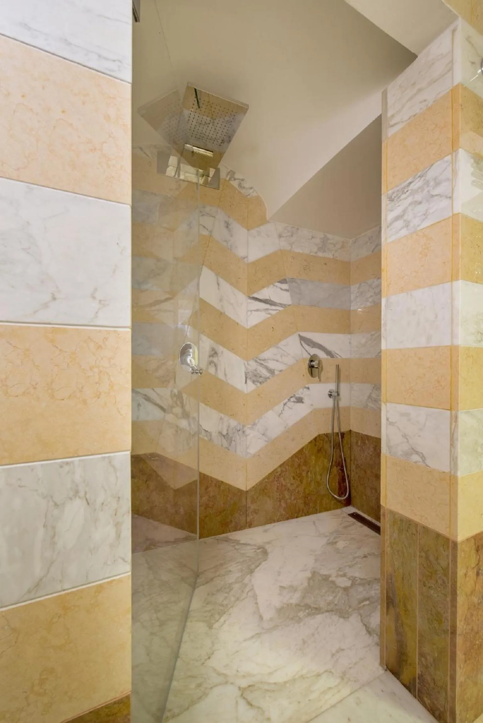 Shower in Don Antonino Relais