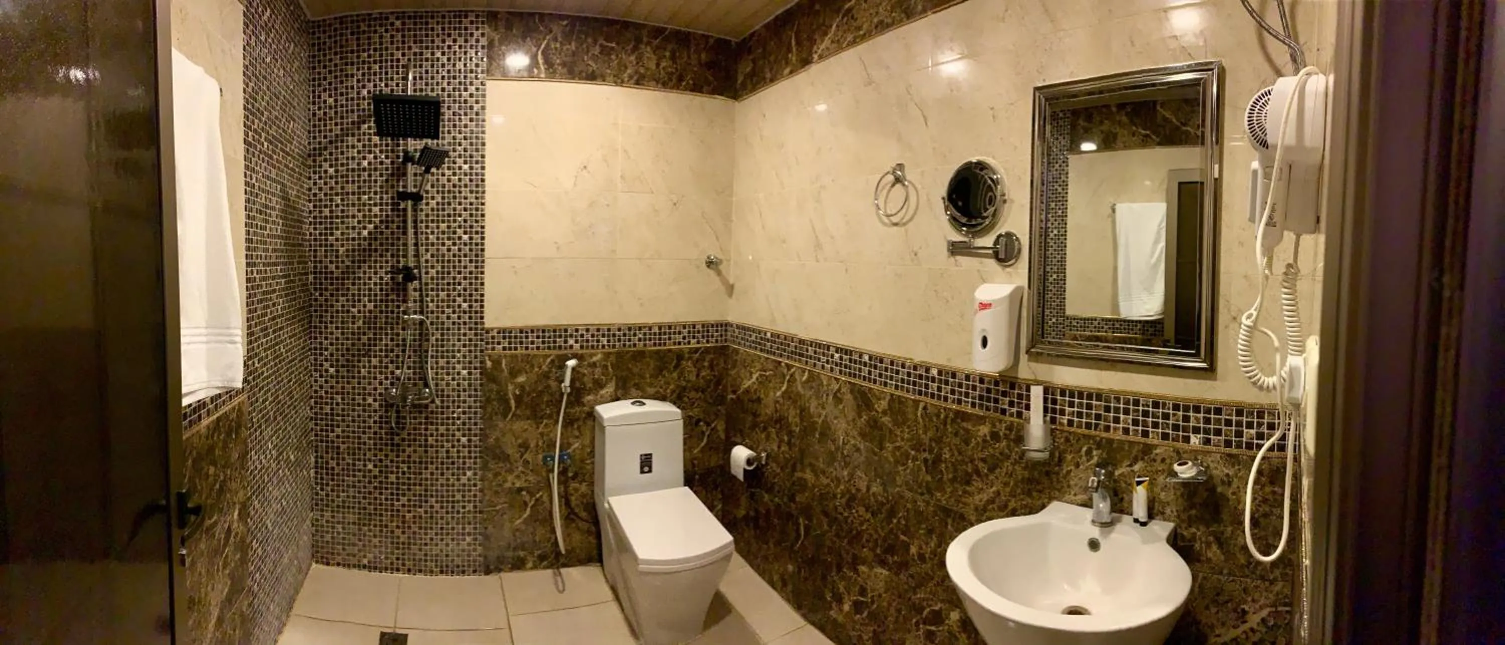 Shower in شقق سوات للشقق المخدومة