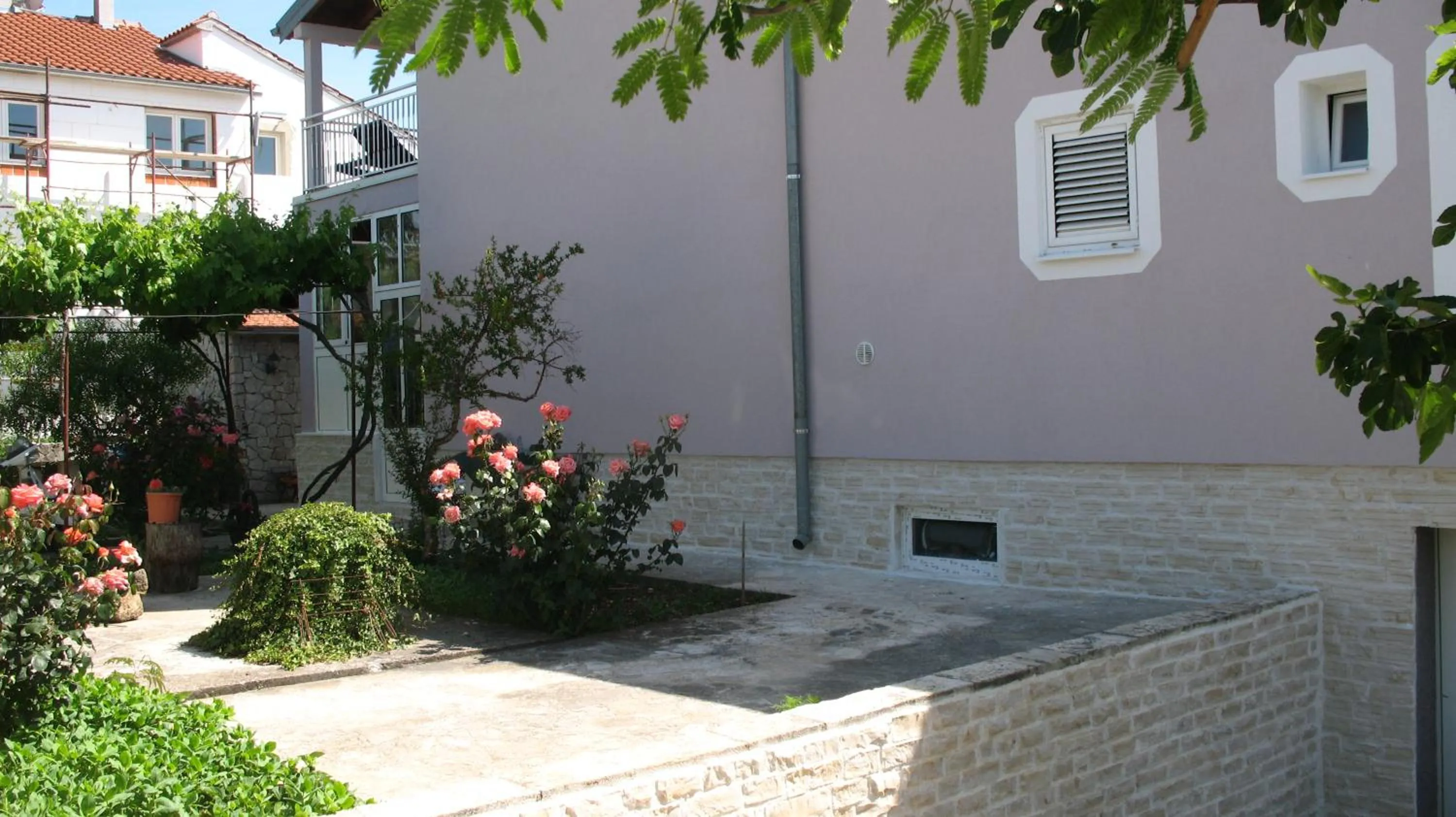 Facade/entrance in KrkaHaus