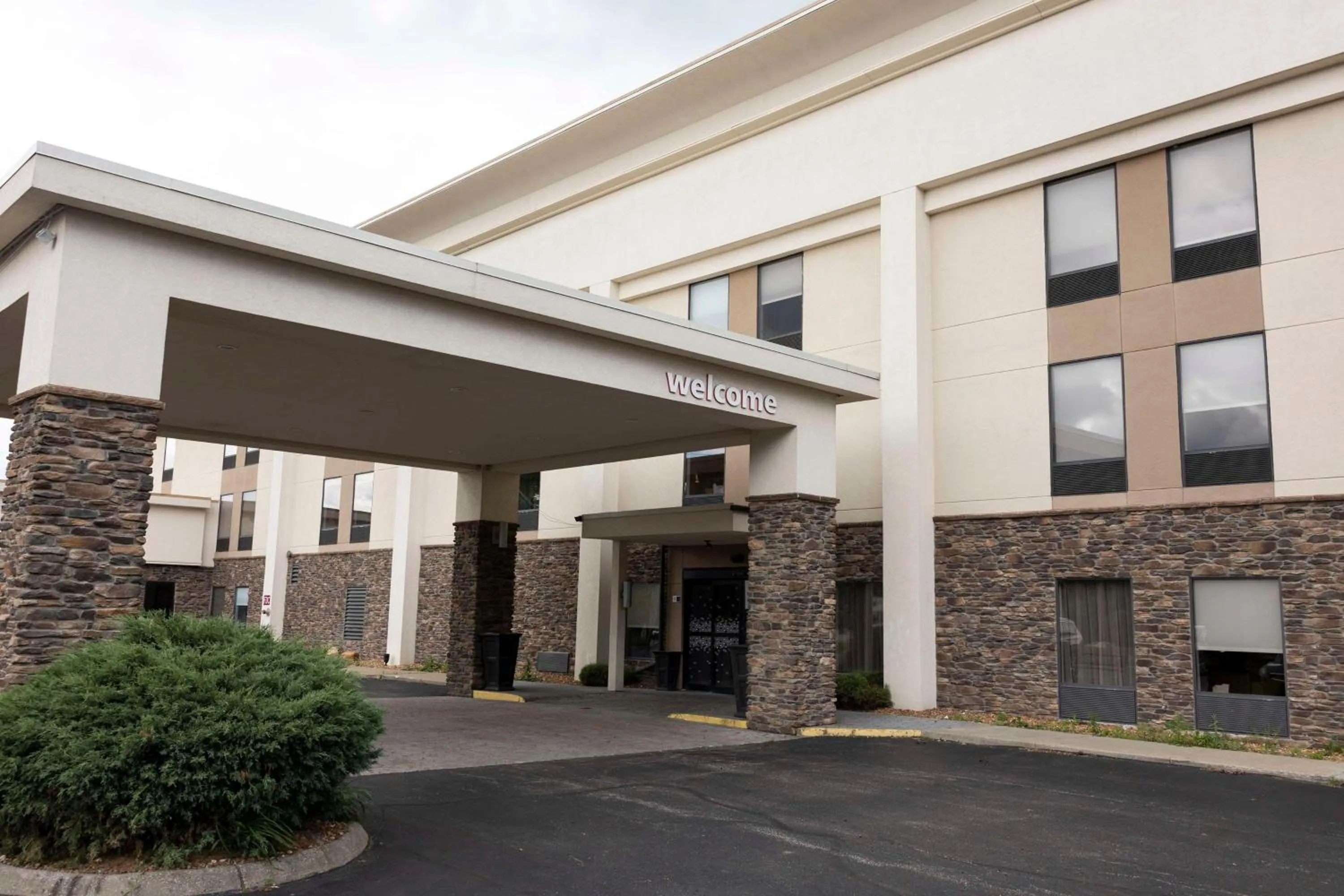 Property building in Hampton Inn Kent/Akron Area
