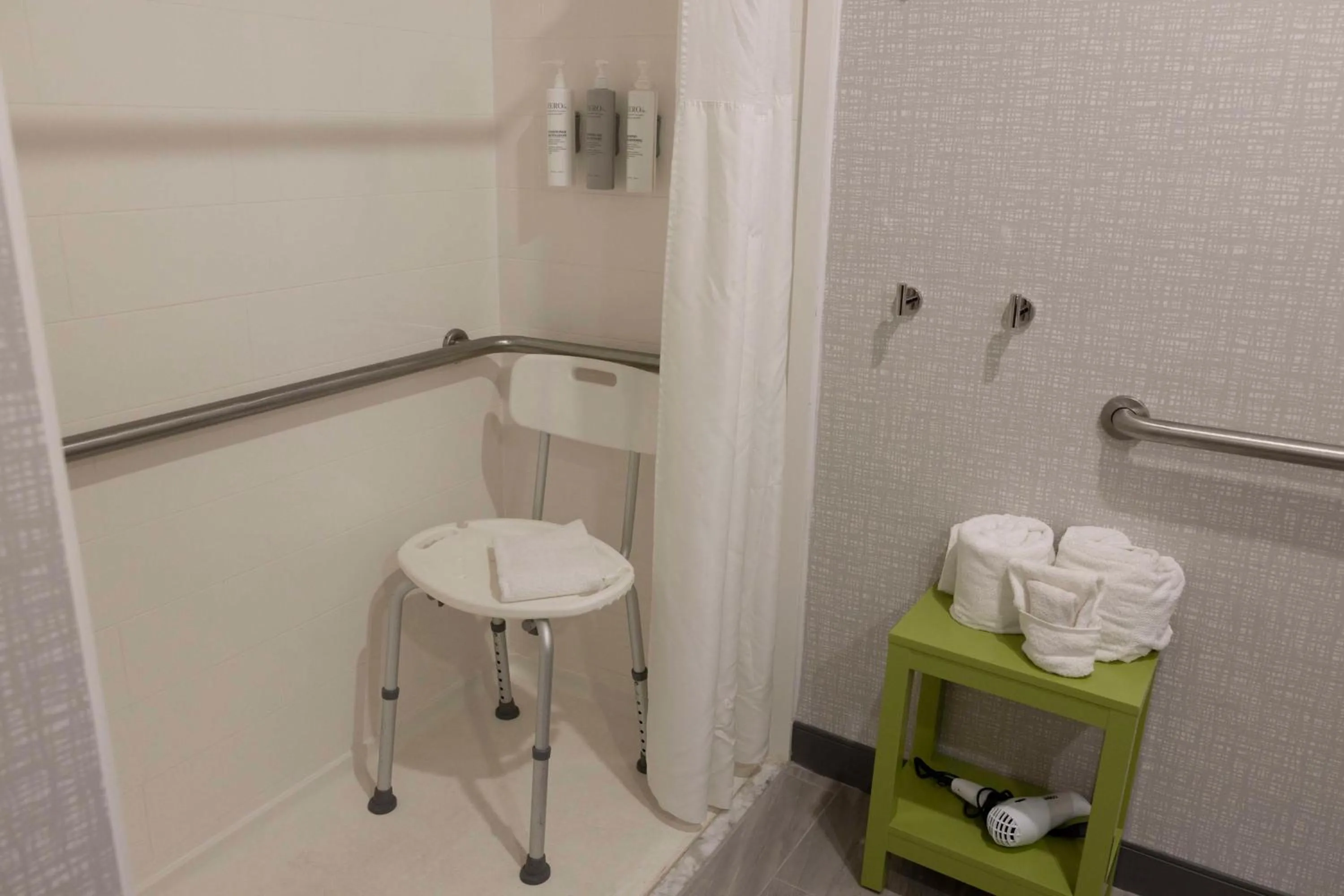 Bathroom in Hampton Inn Kent/Akron Area