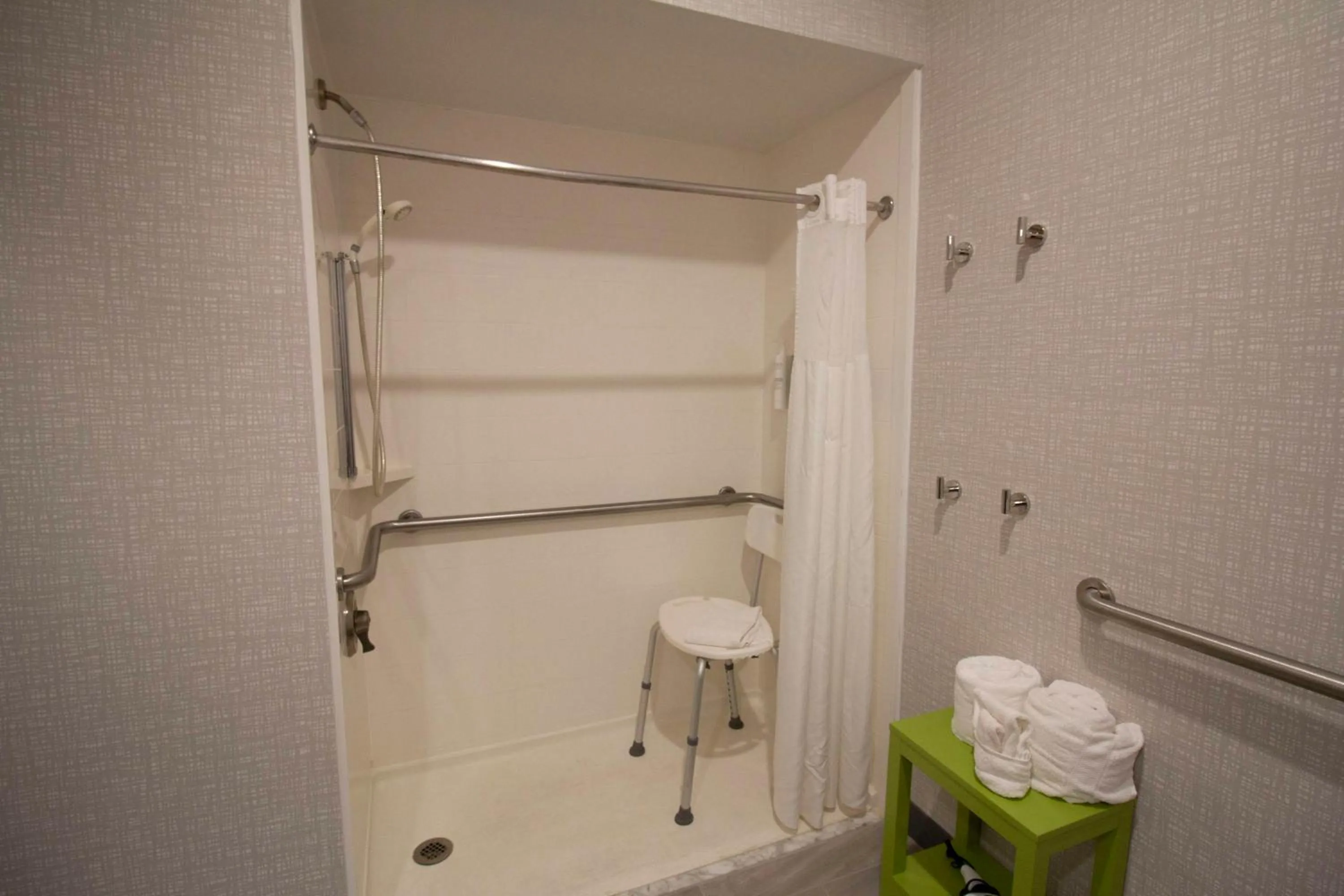 Bathroom in Hampton Inn Kent/Akron Area