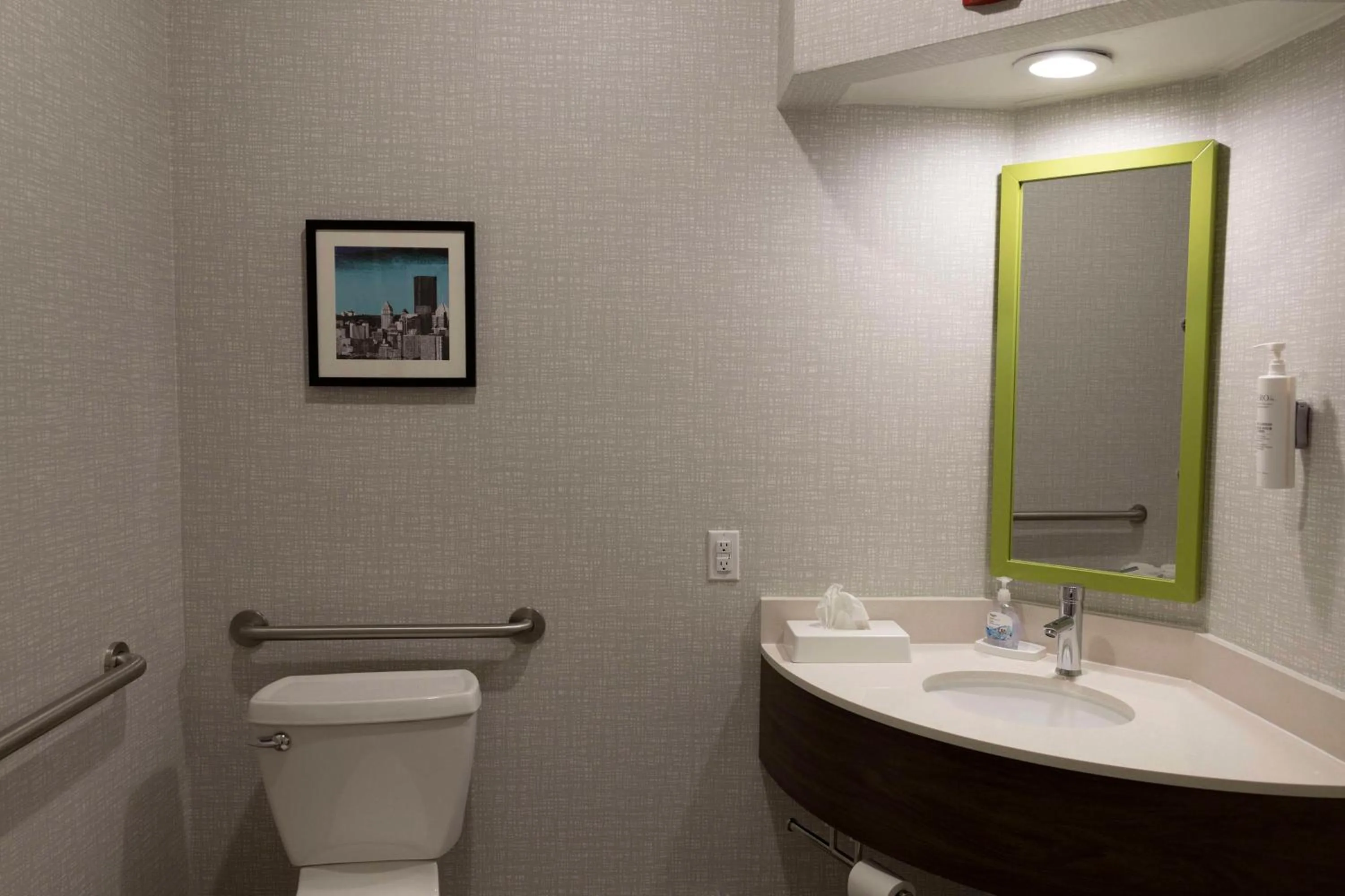 Bathroom in Hampton Inn Kent/Akron Area