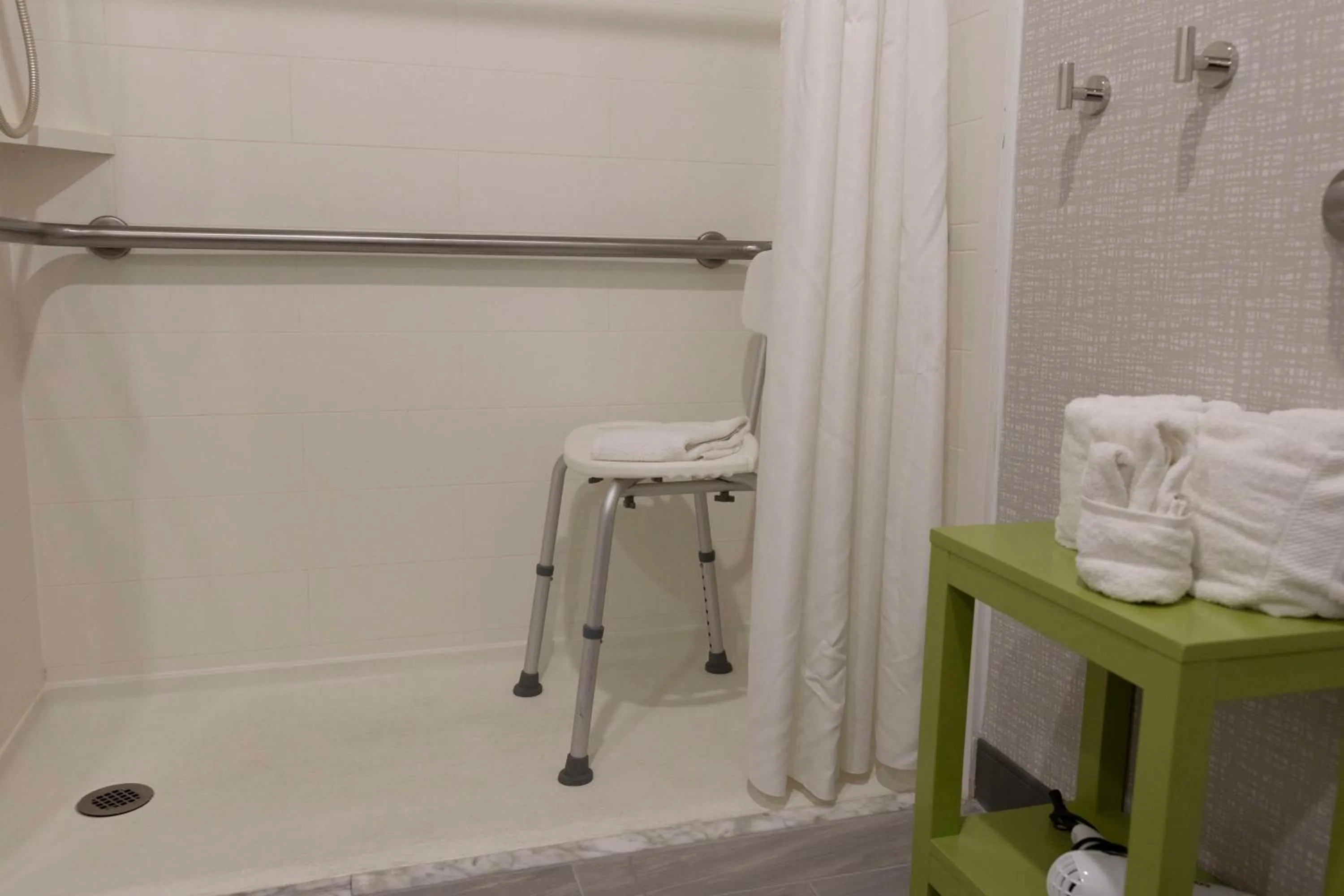 Bathroom in Hampton Inn Kent/Akron Area