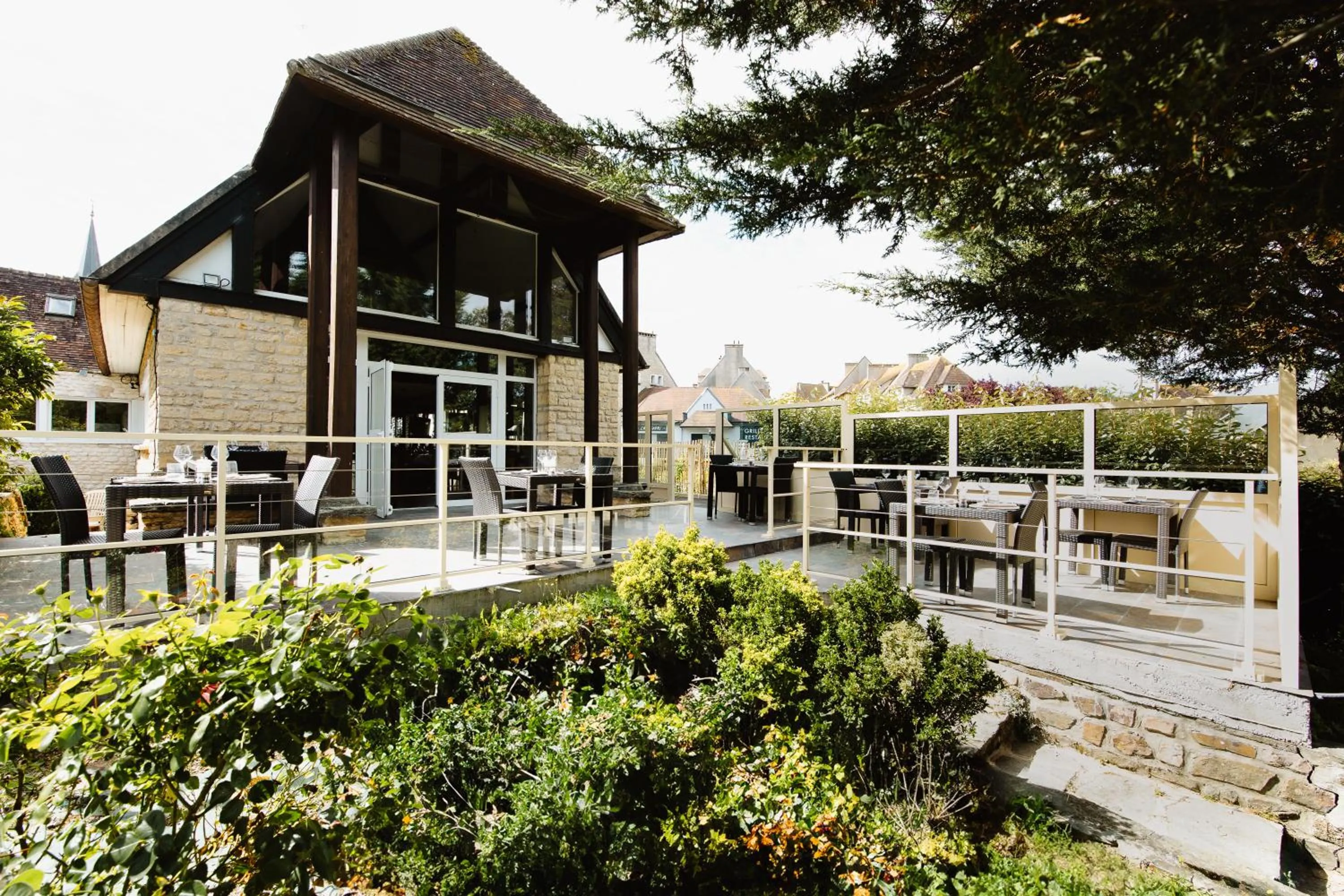 Patio in Logis Hotel Le Relais De La Poste Restaurant Le Fil du Temps