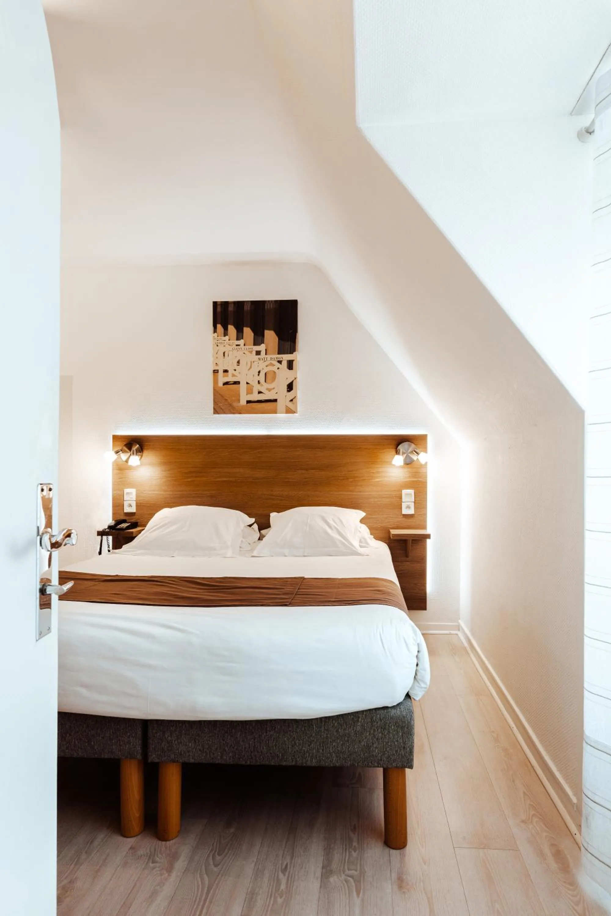 Bedroom, Bed in Logis Hotel Le Relais De La Poste Restaurant Le Fil du Temps