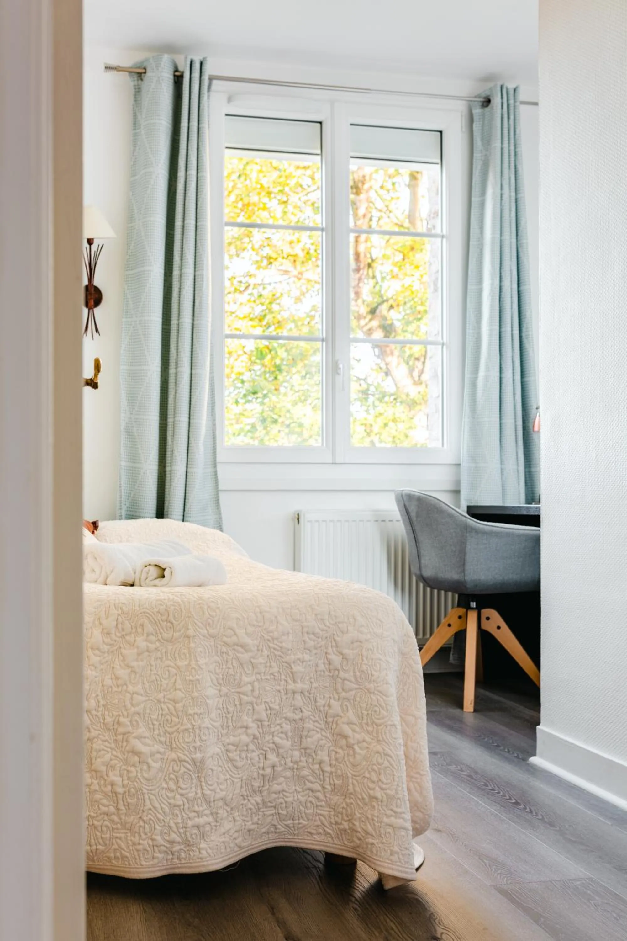Bedroom, Bed in Logis Hotel Le Relais De La Poste Restaurant Le Fil du Temps