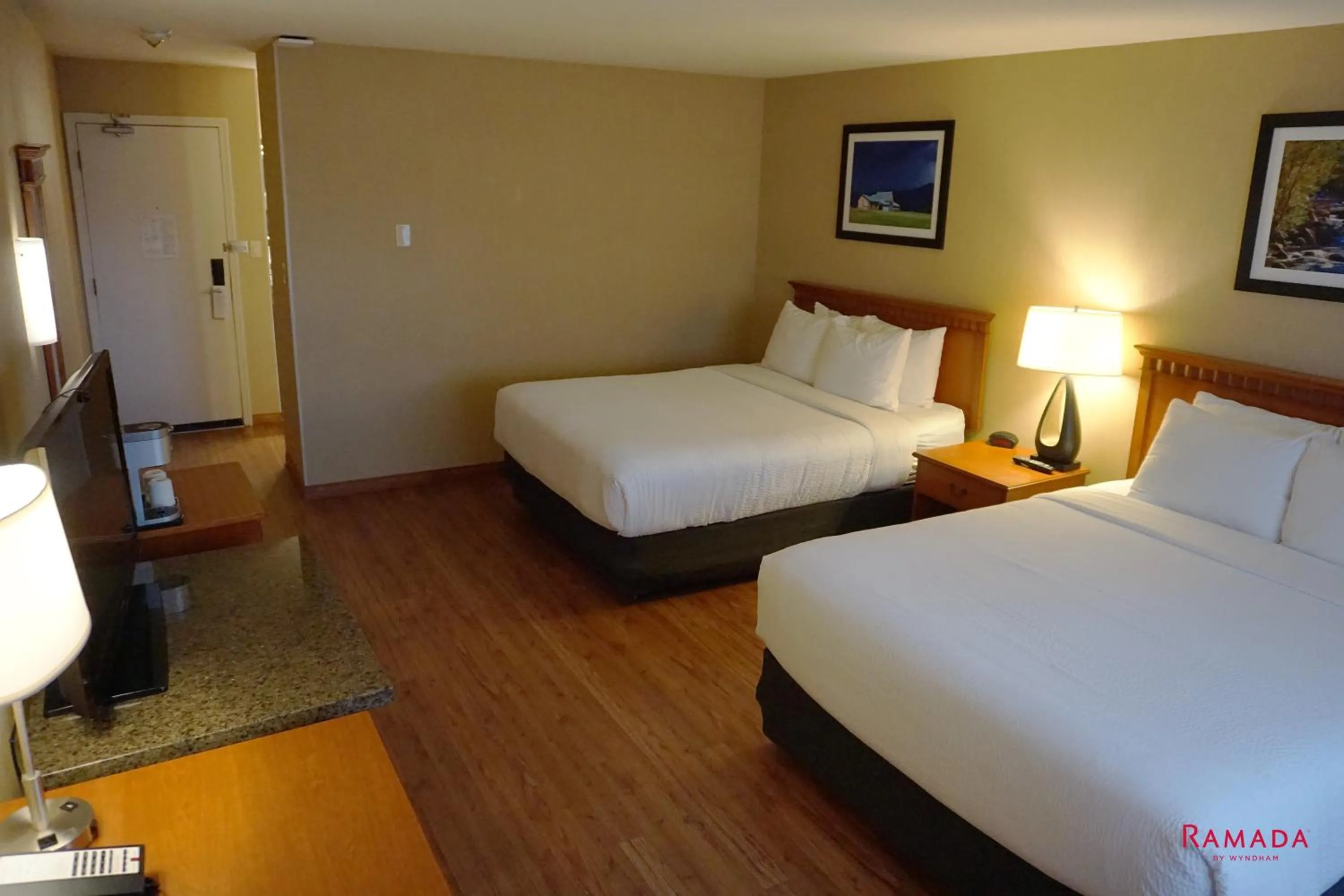 Bed in Ramada by Wyndham Kelowna Hotel & Conference Center