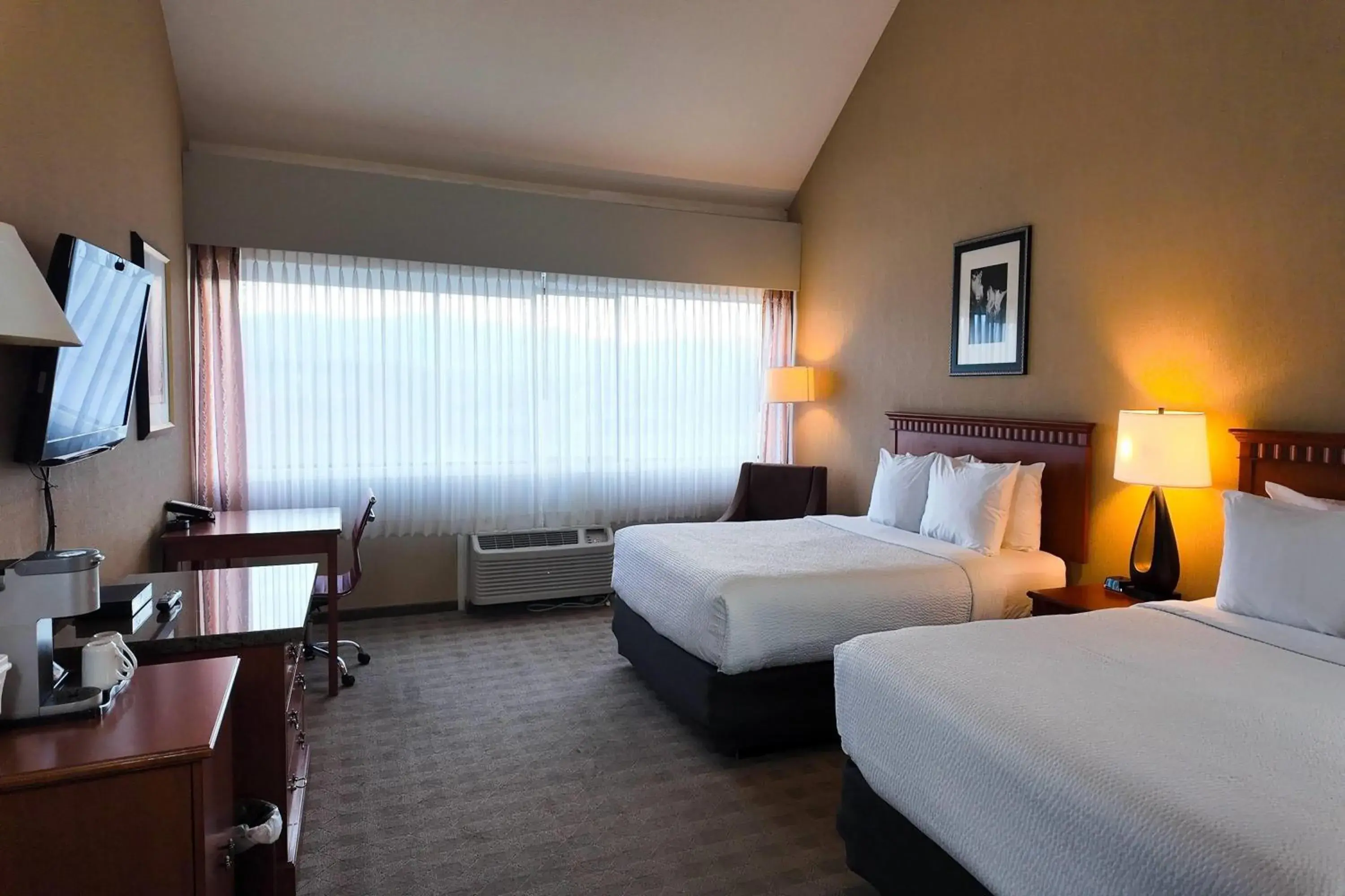 Business Queen Room with Two Queen Beds - Non-Smoking in Ramada by Wyndham Kelowna Hotel & Conference Center Business Queen Room with Two Queen Beds - Non-Smoking in Ramada by Wyndham Kelowna Hotel & Conference Center