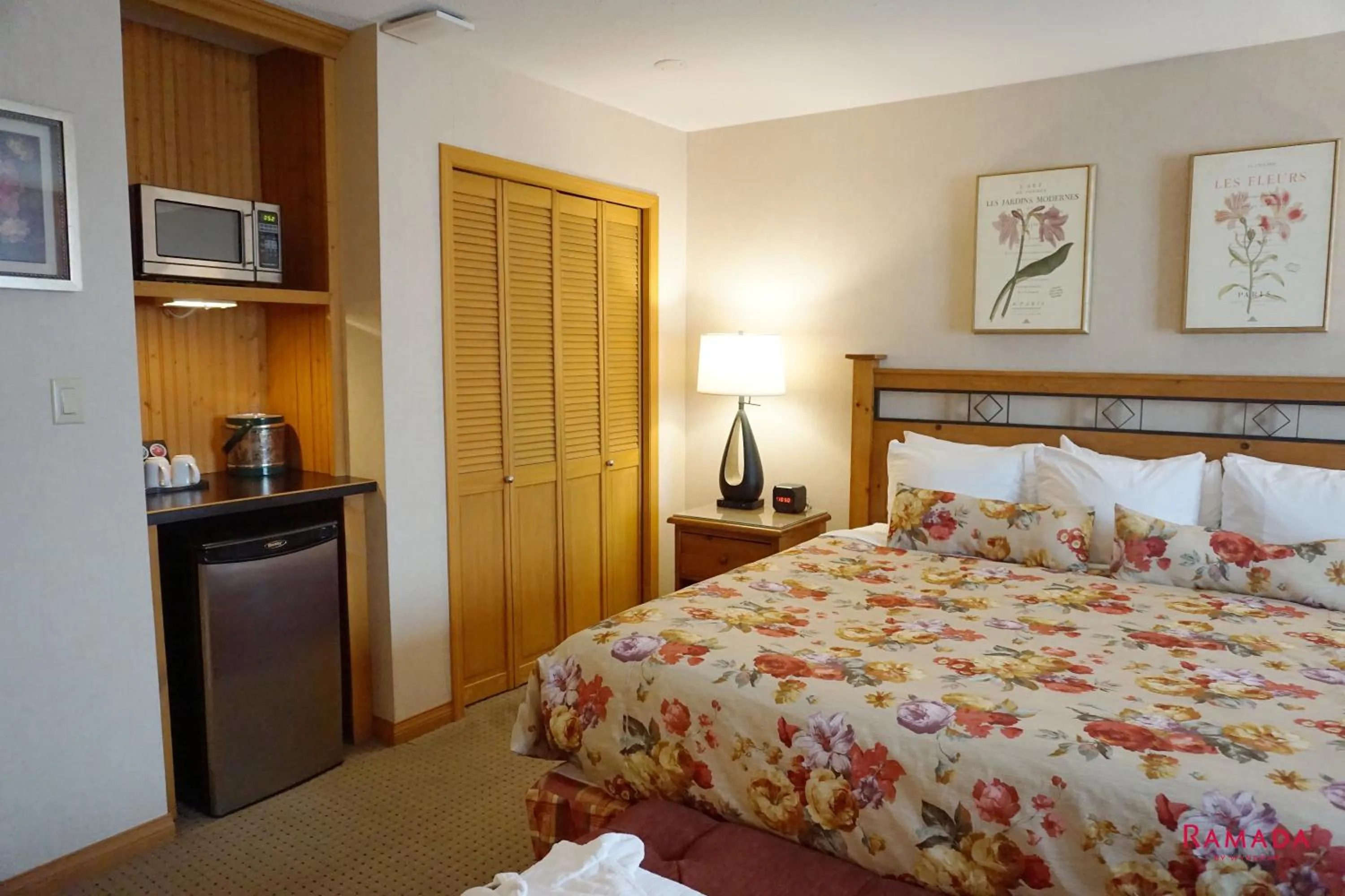Bed in Ramada by Wyndham Kelowna Hotel & Conference Center