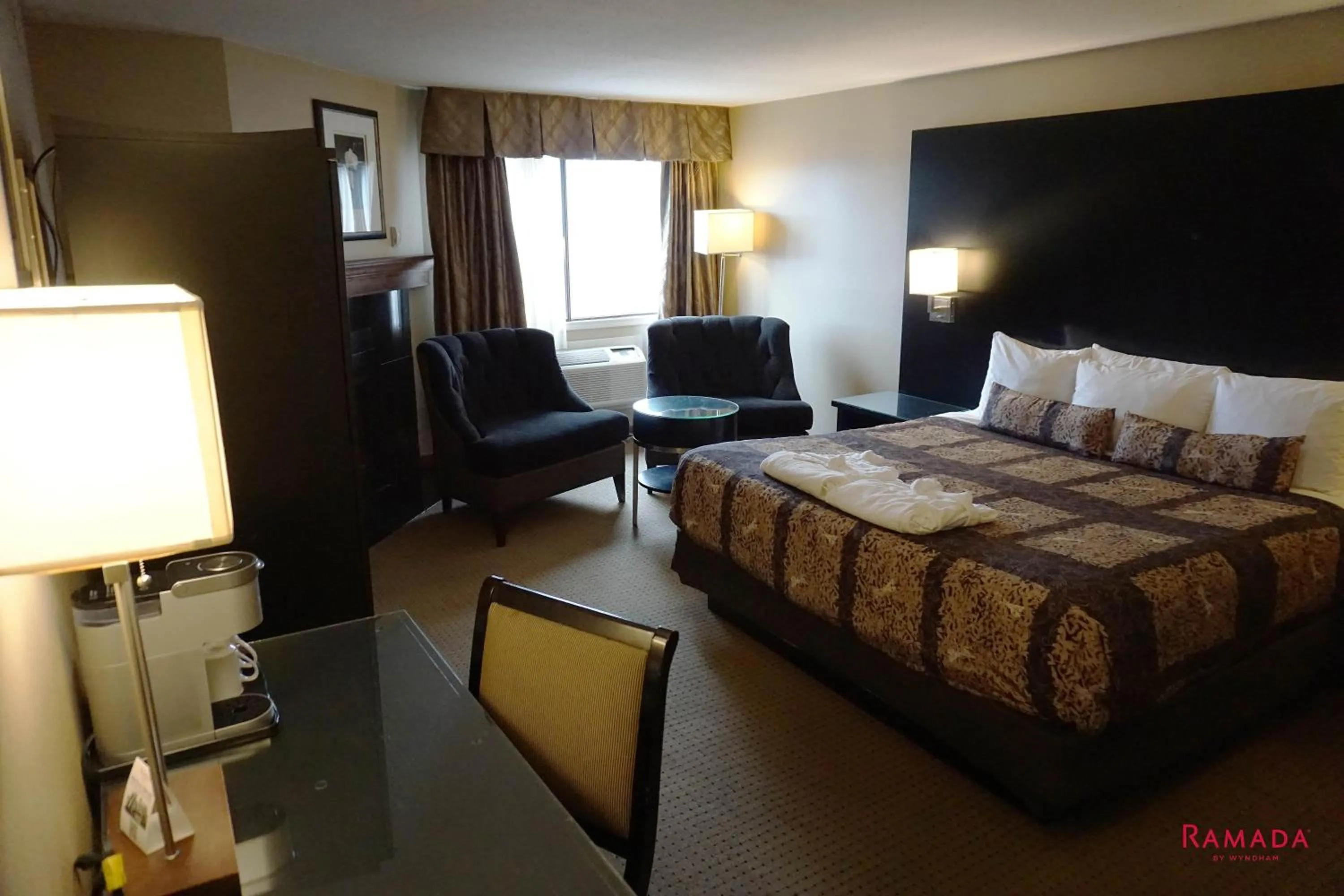Bed in Ramada by Wyndham Kelowna Hotel & Conference Center