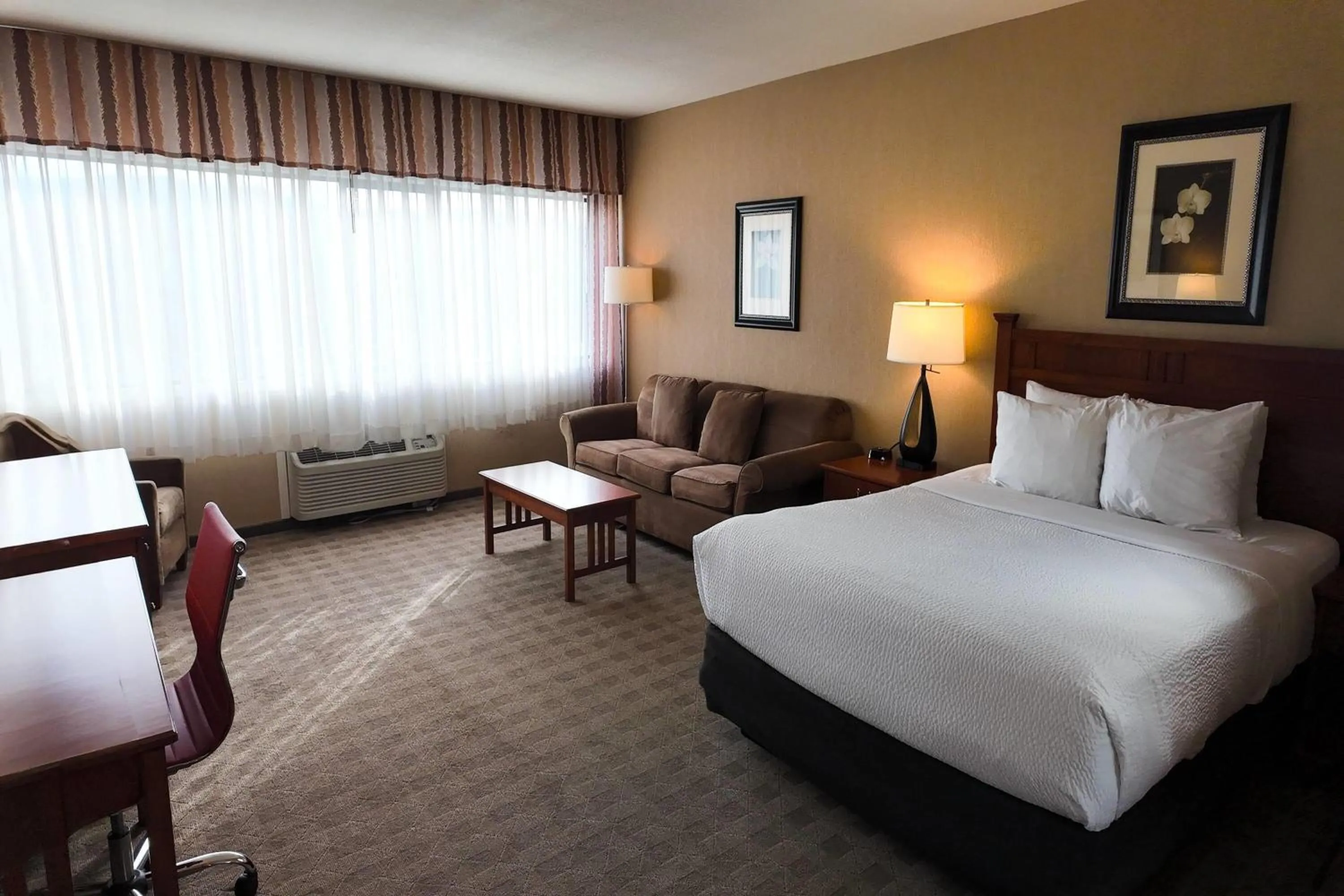 Photo of the whole room, Bed in Ramada by Wyndham Kelowna Hotel & Conference Center