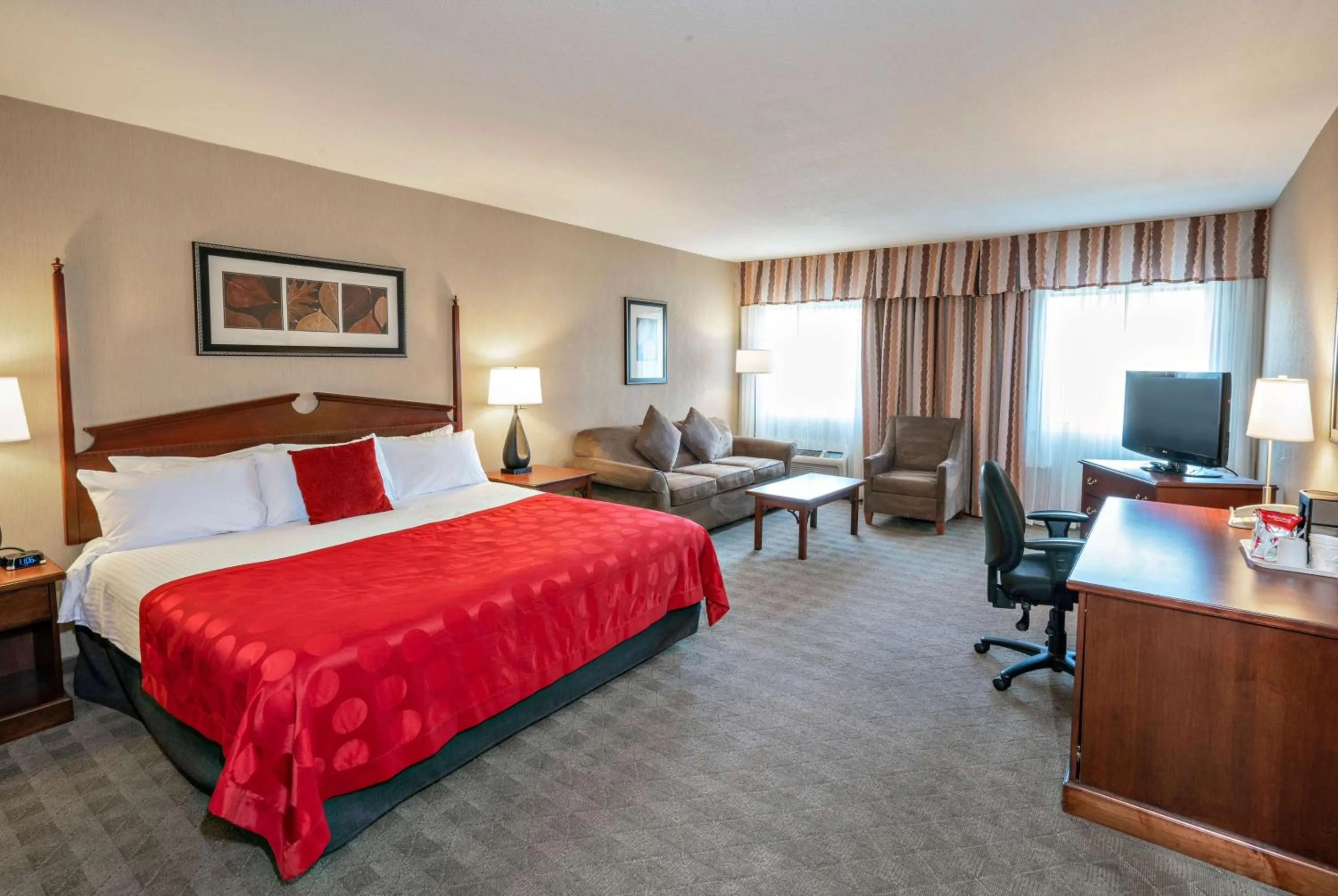 Photo of the whole room, Bed in Ramada by Wyndham Kelowna Hotel & Conference Center