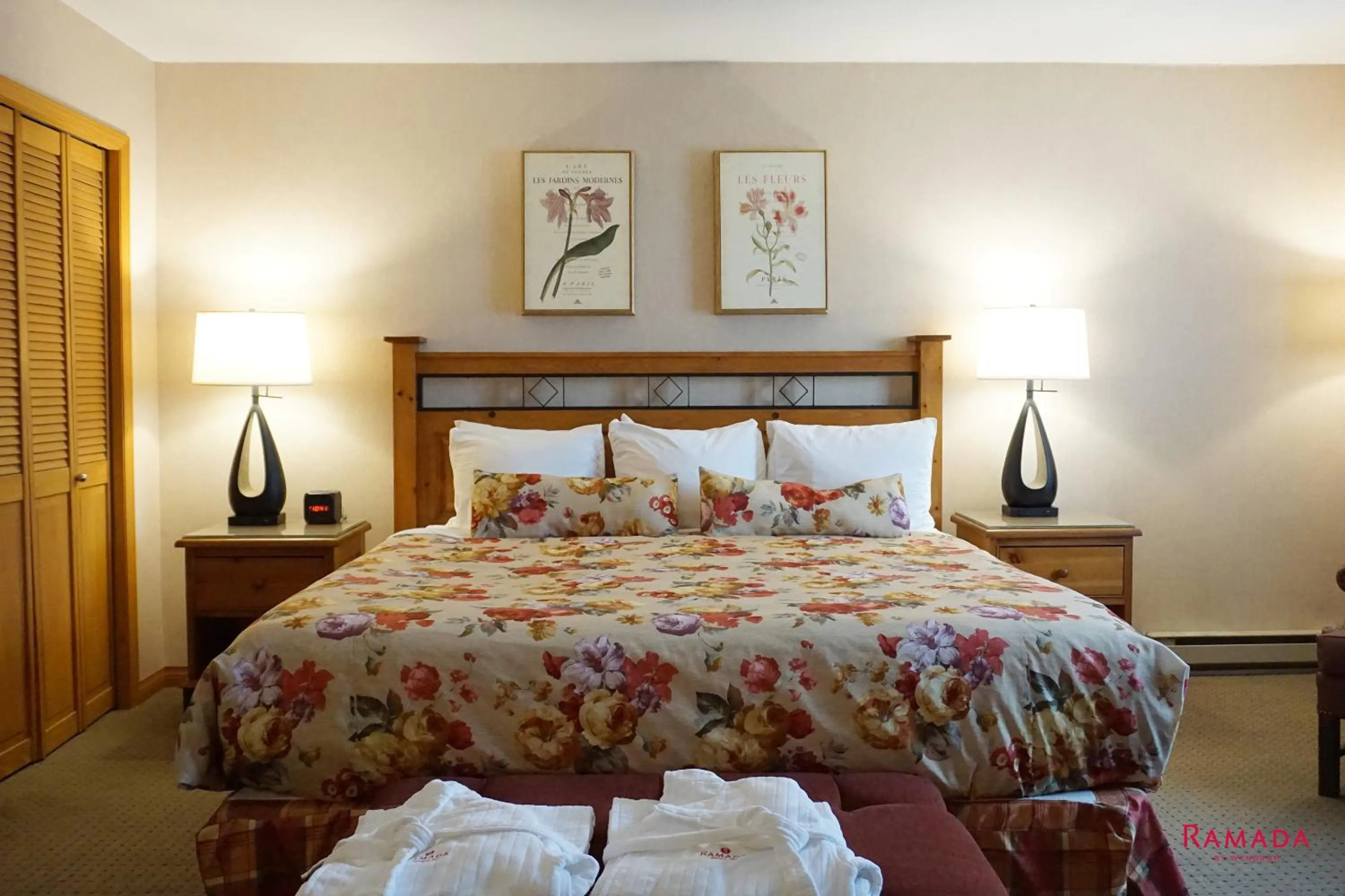 Bed in Ramada by Wyndham Kelowna Hotel & Conference Center